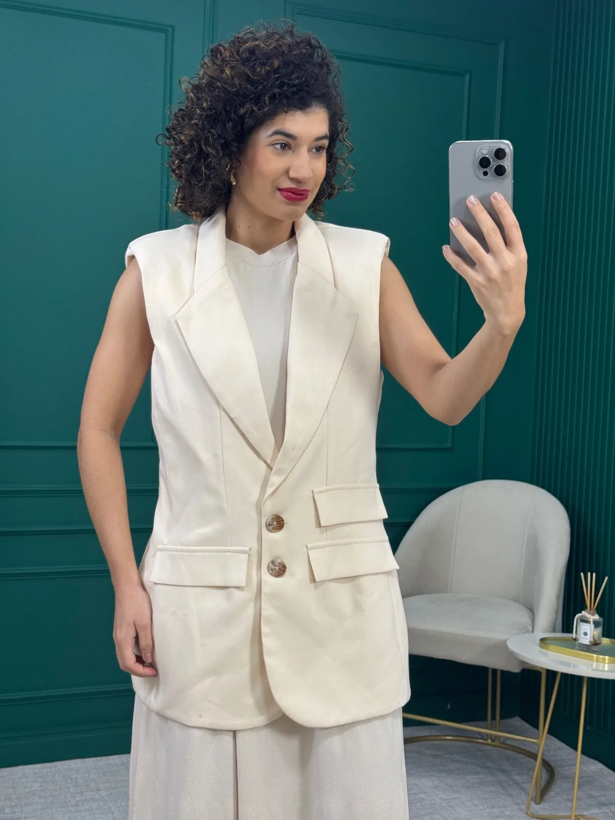 Colete Off White com Botões Tartaruga Ombreiras e Bolsos - CHUá