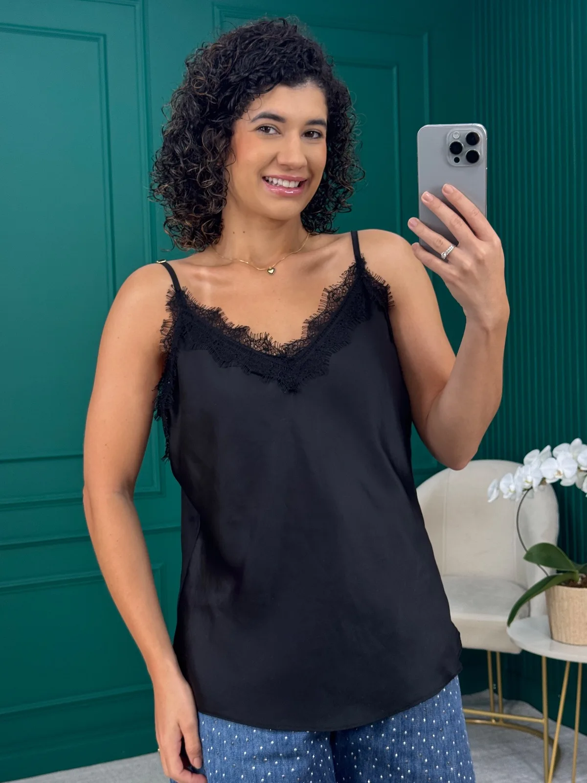 Regata Alça Preta Acetinada com Renda Chantilly - Eva Bella