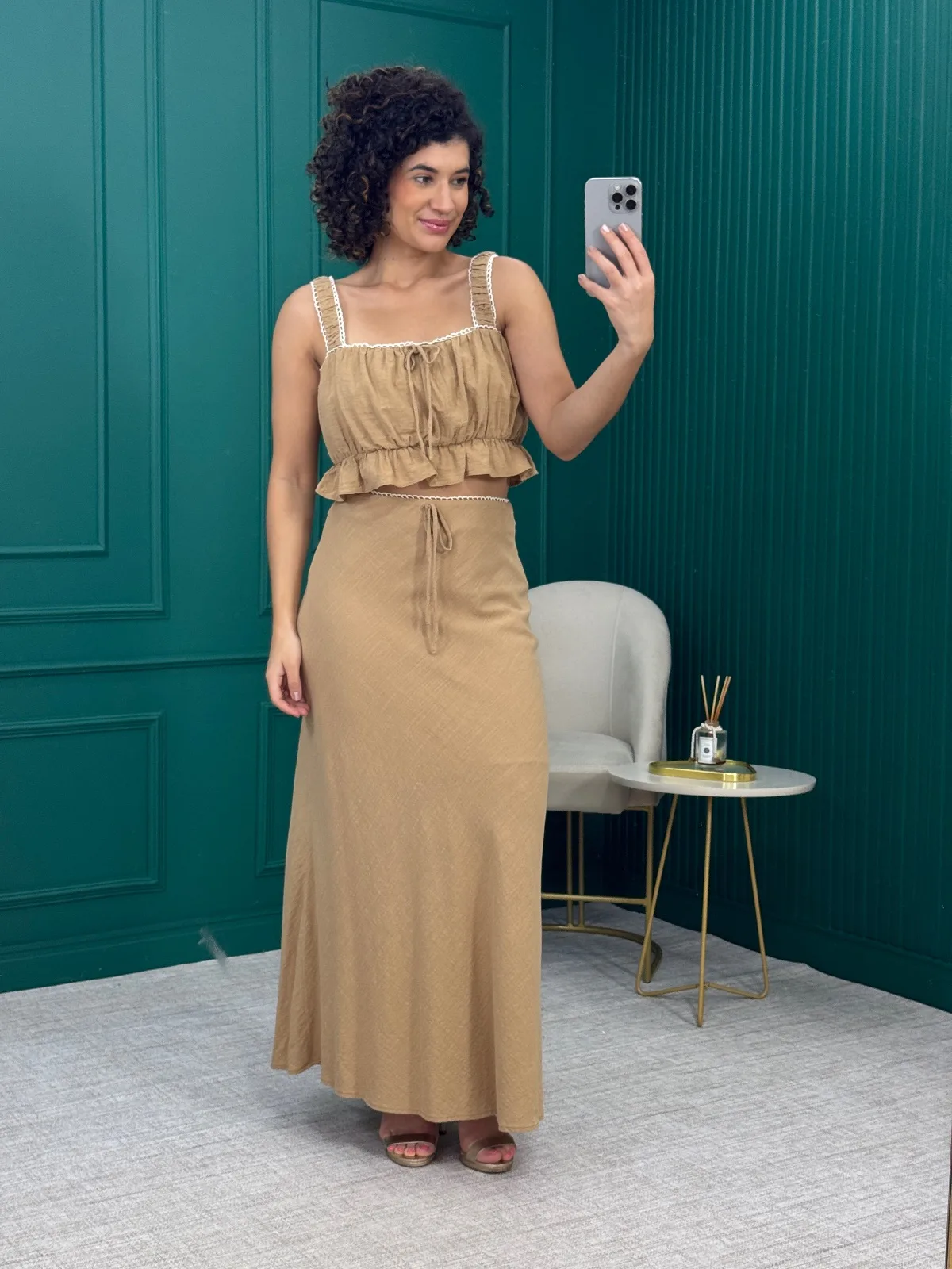 Conjunto Cropped e Saia Longa Bege com Detalhes Contrastantes - Chuá