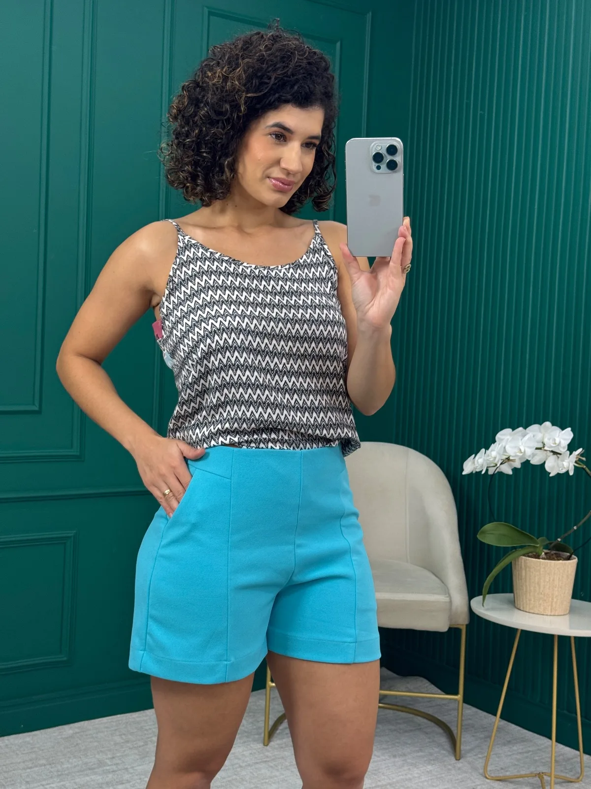 Shorts Azul Turquesa em Crepe Alfaiataria com Friso Frontal Cós Alto e Zíper Aparente - Modalidade