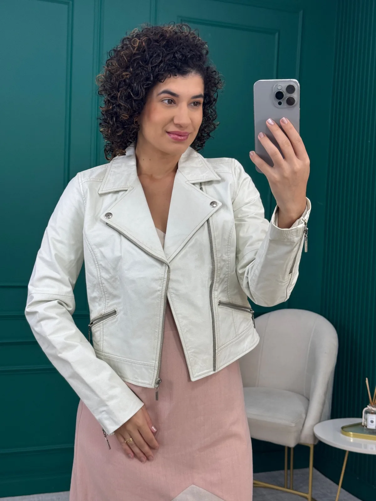 Jaqueta Biker Off White 100% Couro com Zíper e Bolsos - Colcci