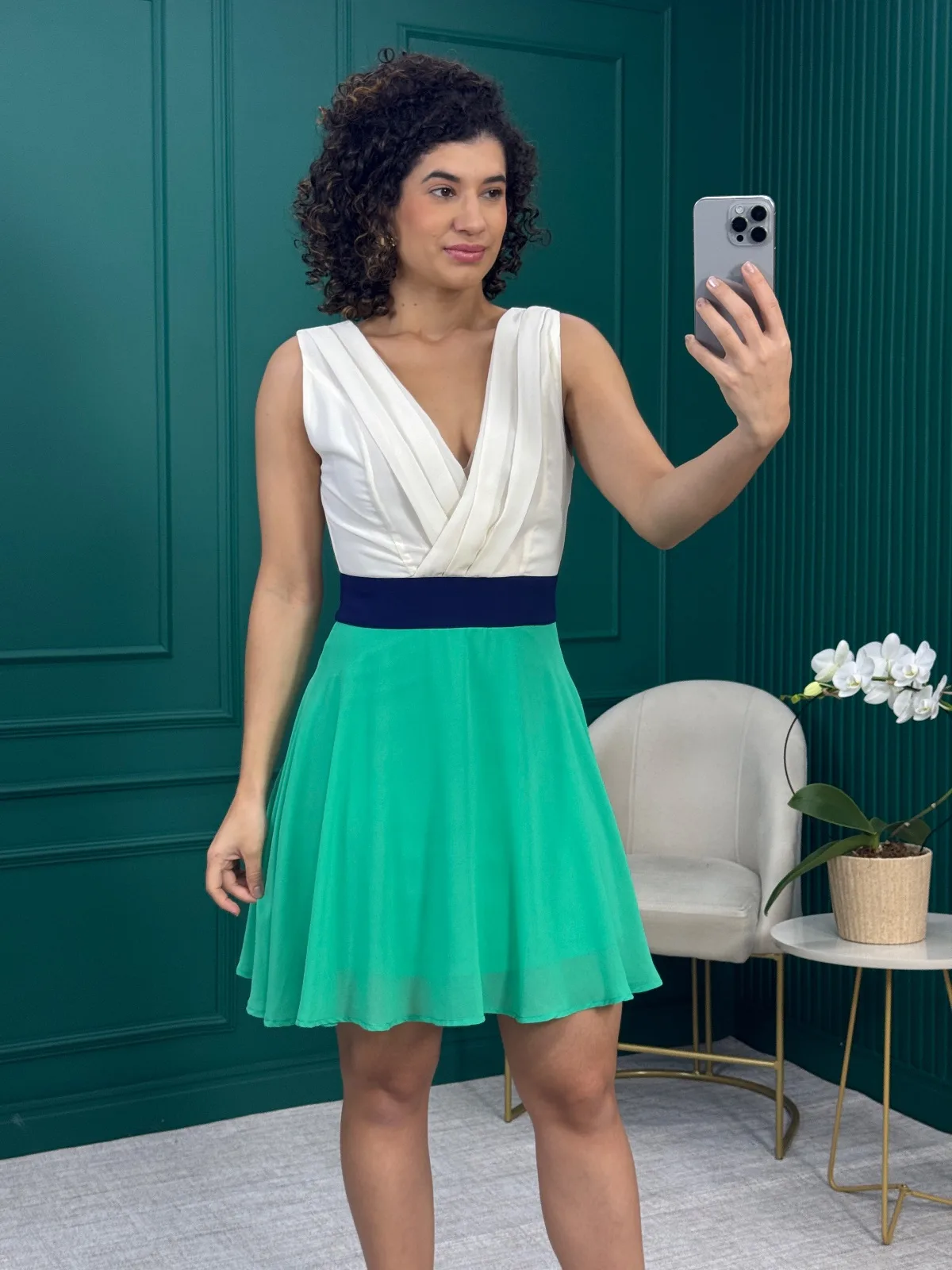 Vestido Curto Evasê em Crepe Color Block Off-White, Marinho e Verde - A’Gaci