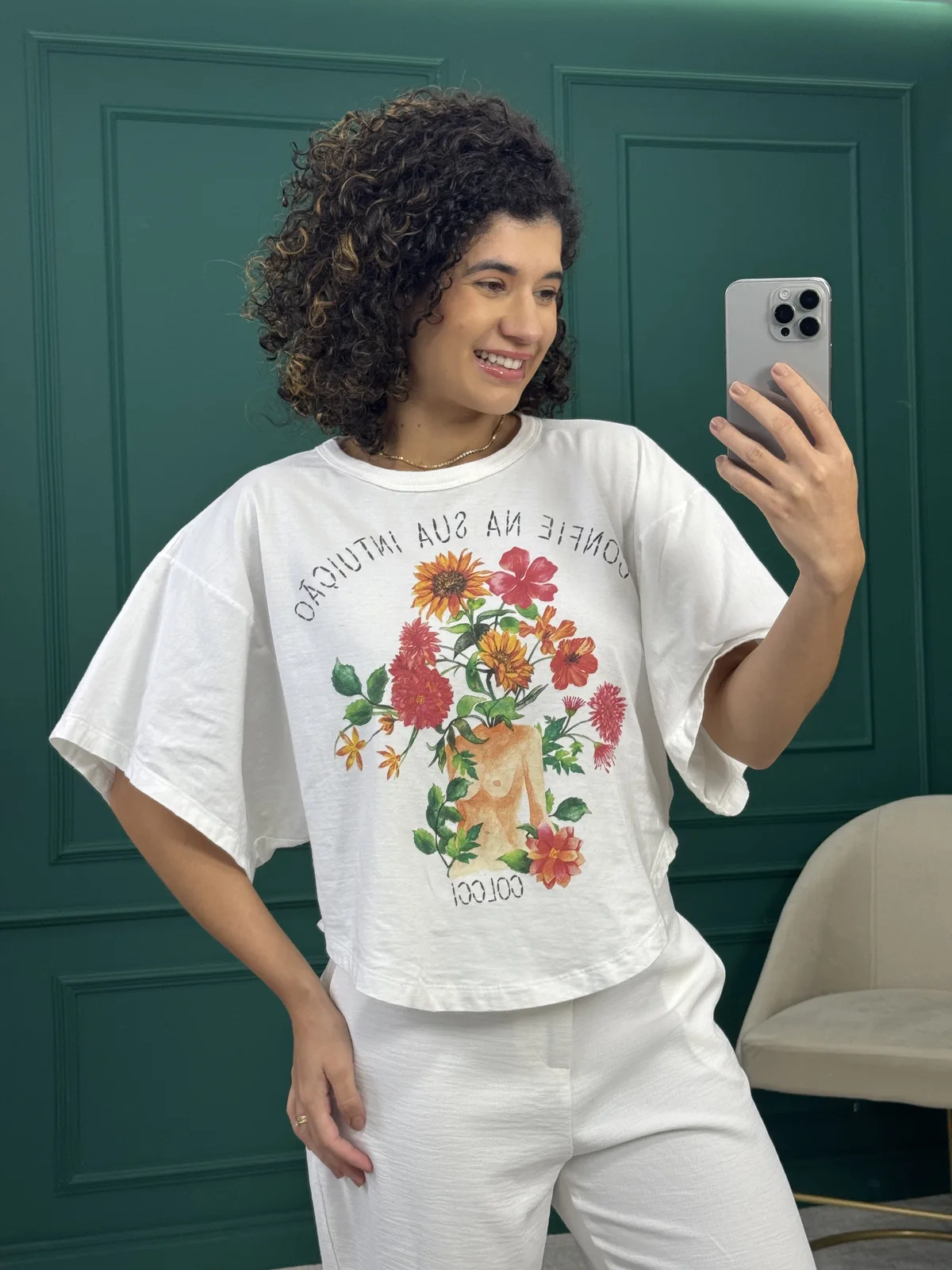 T-shirt Cropped Over Branca em Algodão com Estampa Floral - Colcci