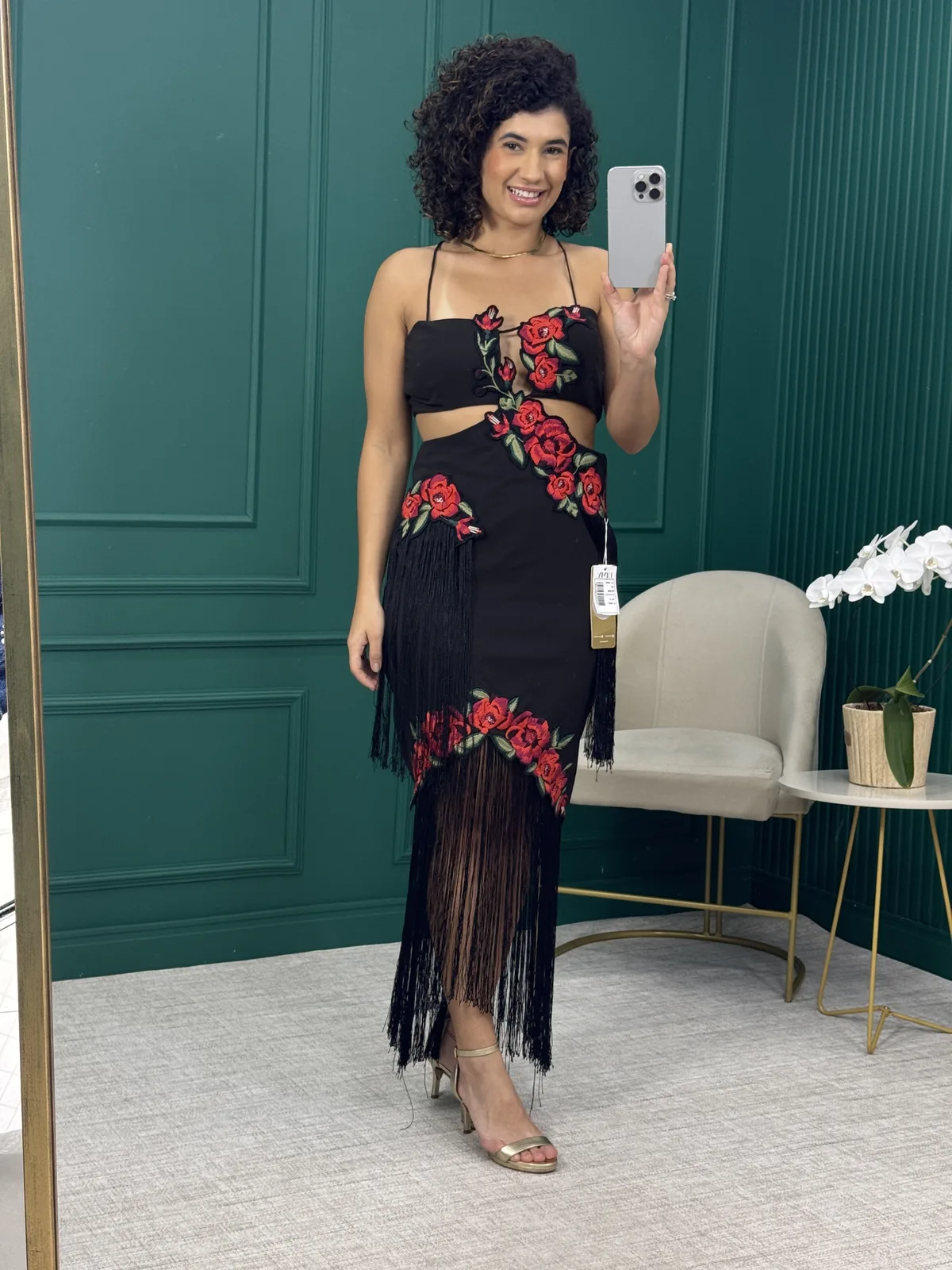 Vestido Midi Preto com Bordado Floral Franjas e Bojo - Dimy