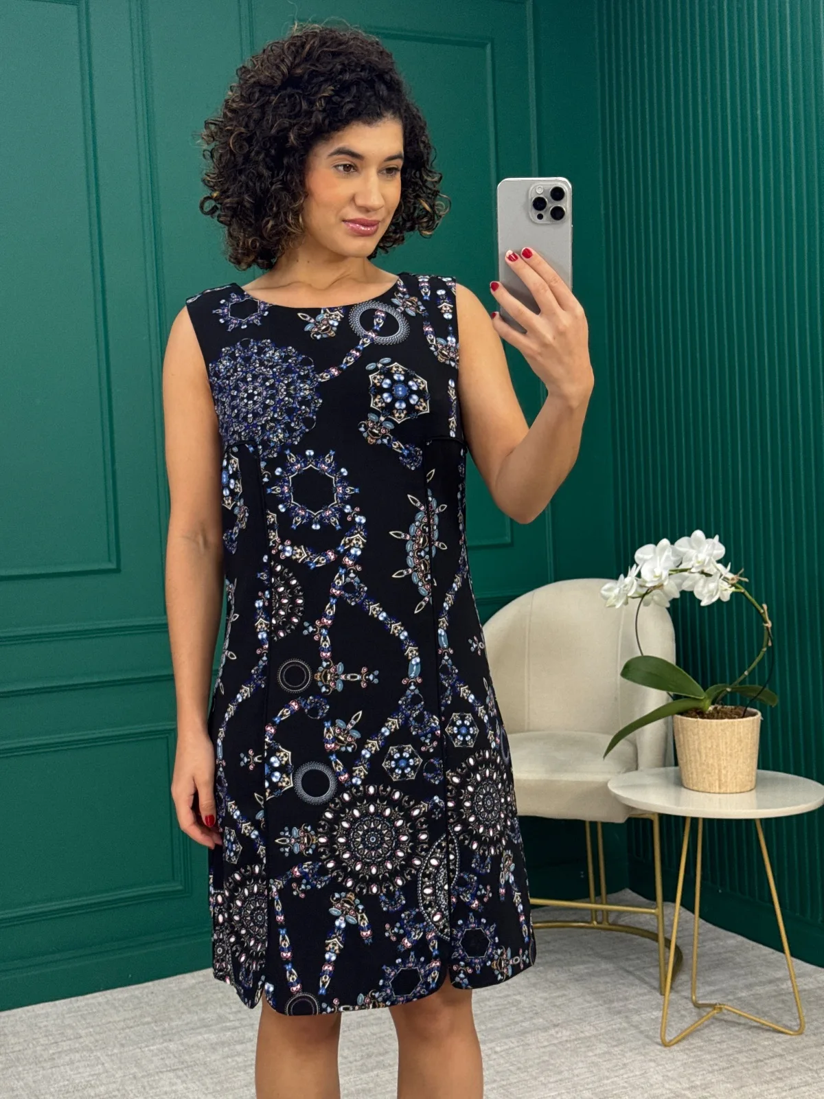 Vestido Curto Preto Estampa Pedraria sem Manga - Le Lis Blanc