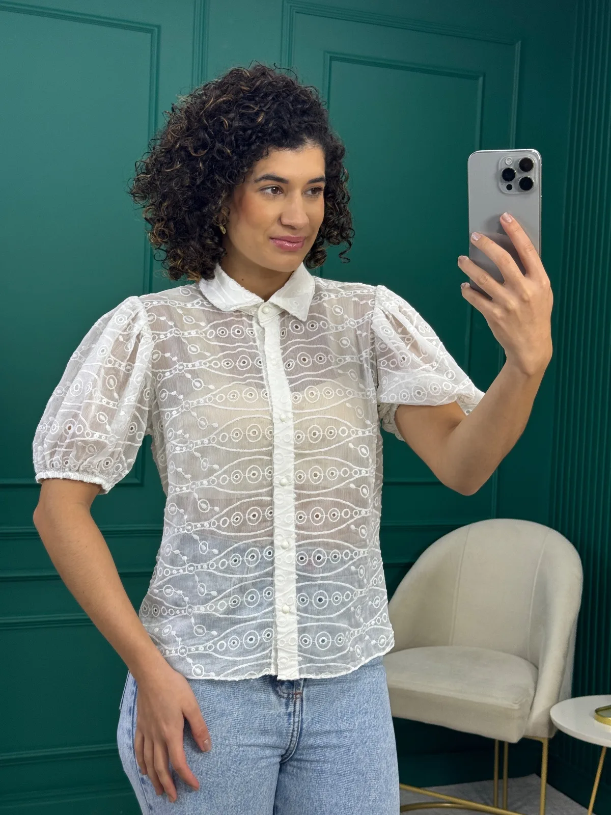 Camisa Branca Manga Curta Bordada com Transparência e Botões Perolados - Flor Linda