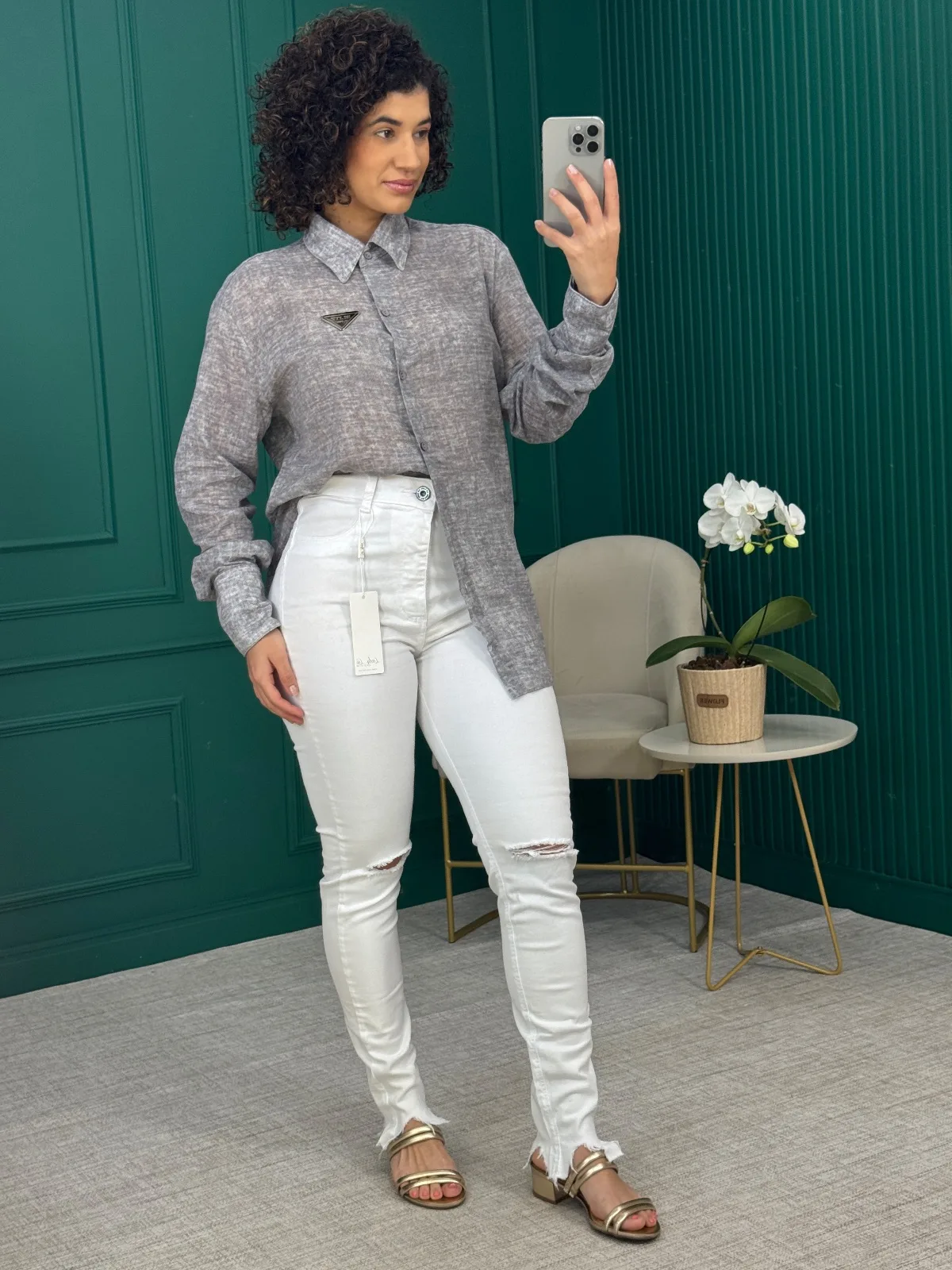 Calça Skinny Jeans Branca com Barra Desfiada e Rasgado no Joelho - Lady Lú