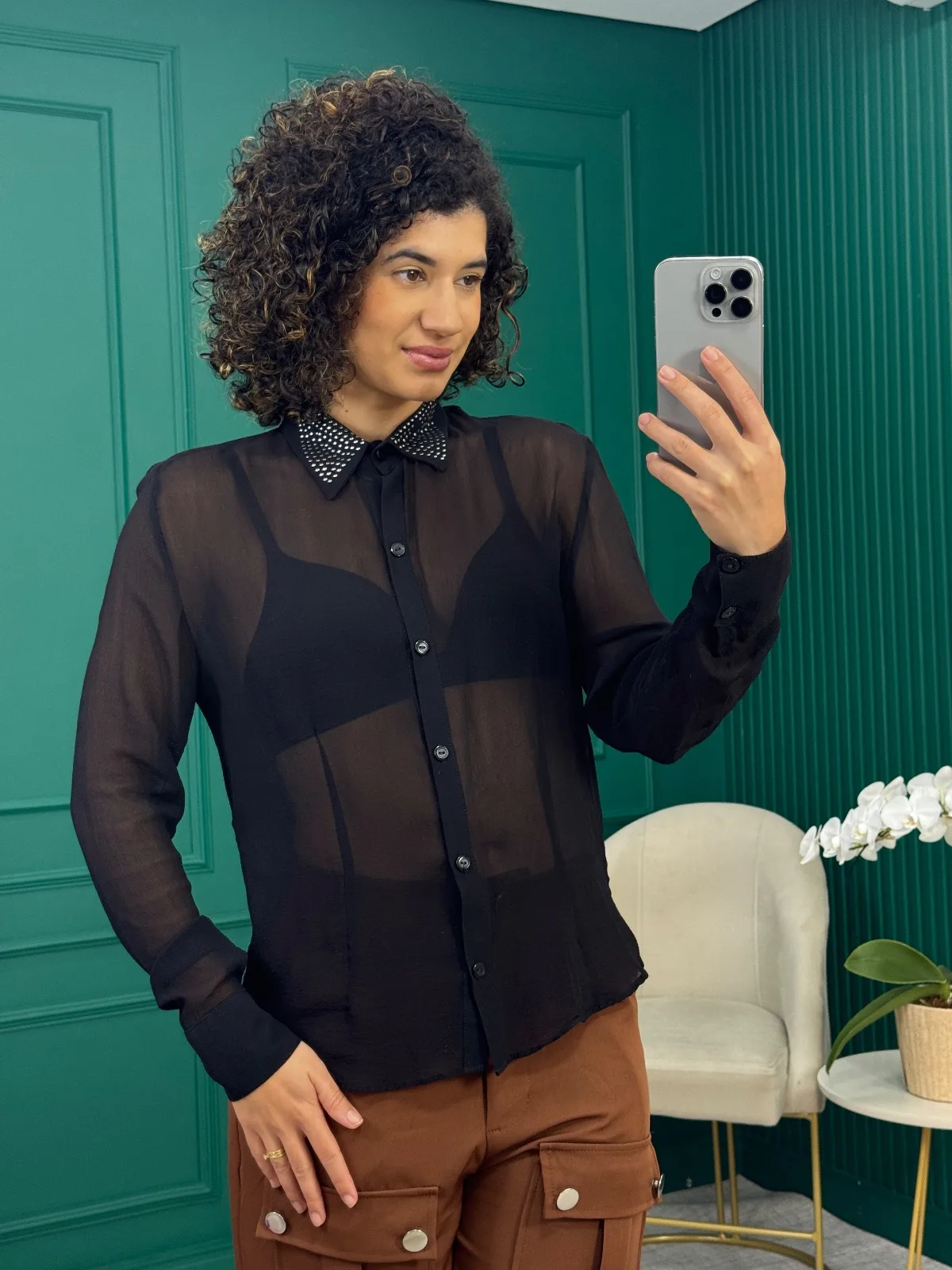 Camisa Preta com Transparência e Aplicações Prateadas na Gola - Nina Morena