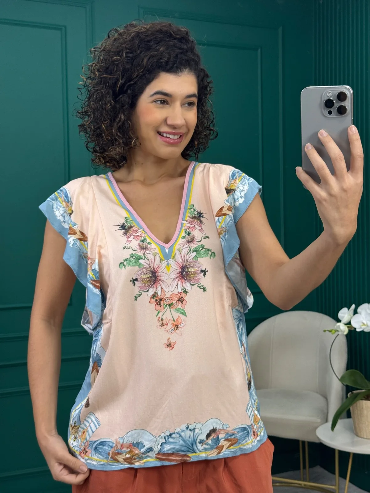 Blusa Rosa Clara em Viscose Estampada Floral com Decote V - Colcci