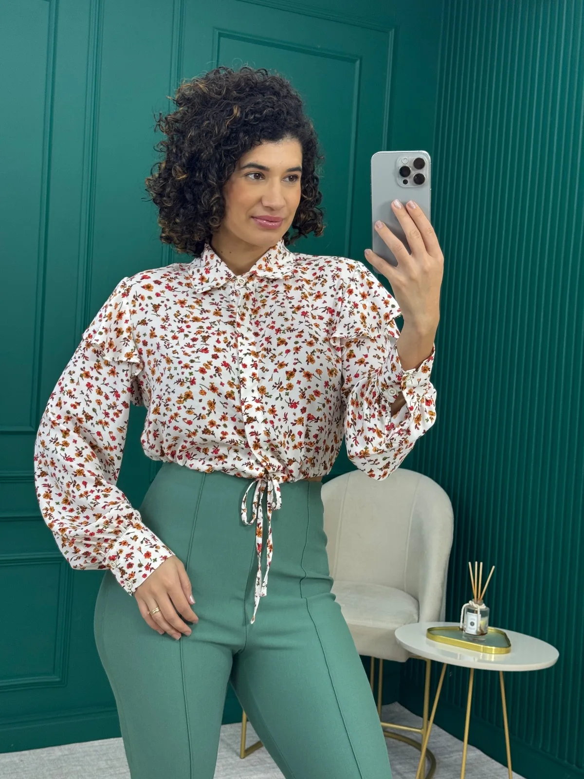 Camisa Cropped Floral Off White com Amarração - Flor Linda
