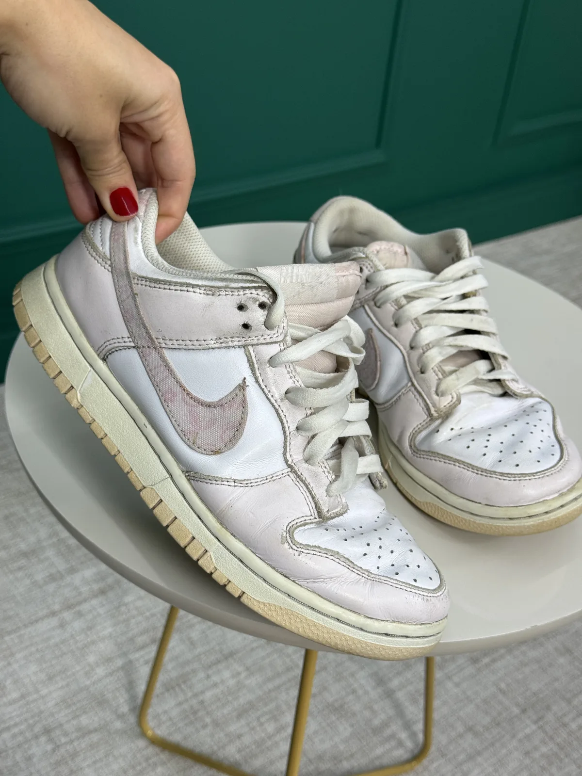 Tênis Dunk Low em Couro Rosa Claro e Branco com Swoosh Estampado - Nike