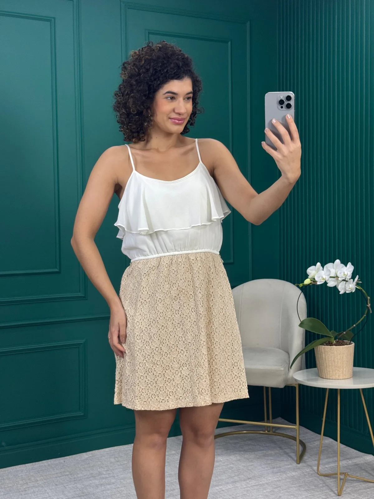 Vestido Curto Off White com Renda Bege - Forever 21
