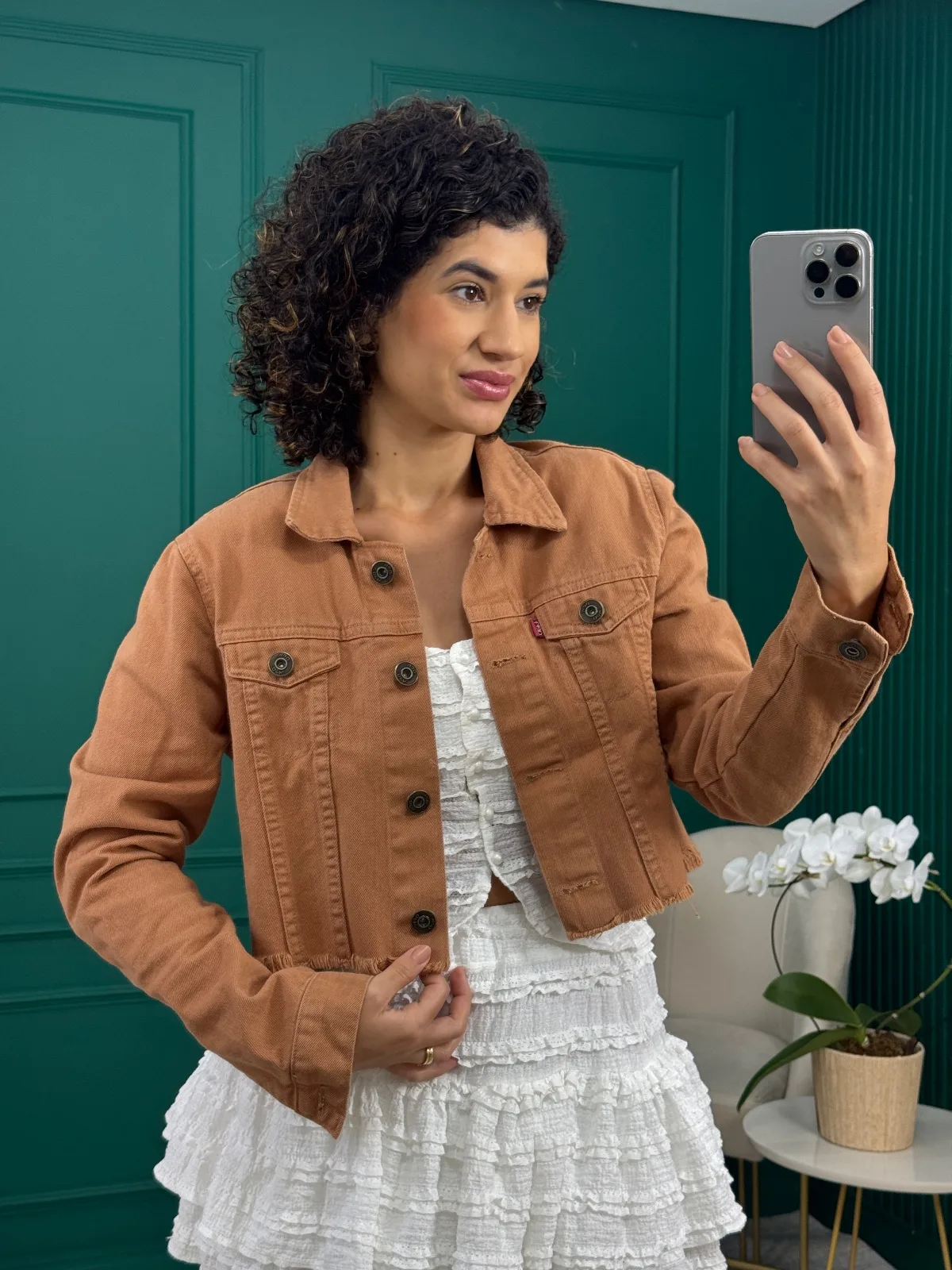 Jaqueta Cropped em Sarja Caramelo 100% Algodão com Barra Desfiada - Aek