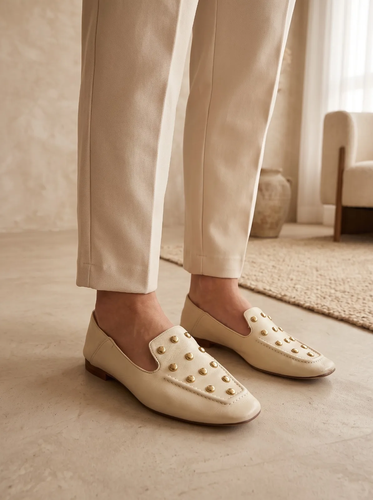 Mocassim Bege em Couro com Aplicações Dourados - Schutz