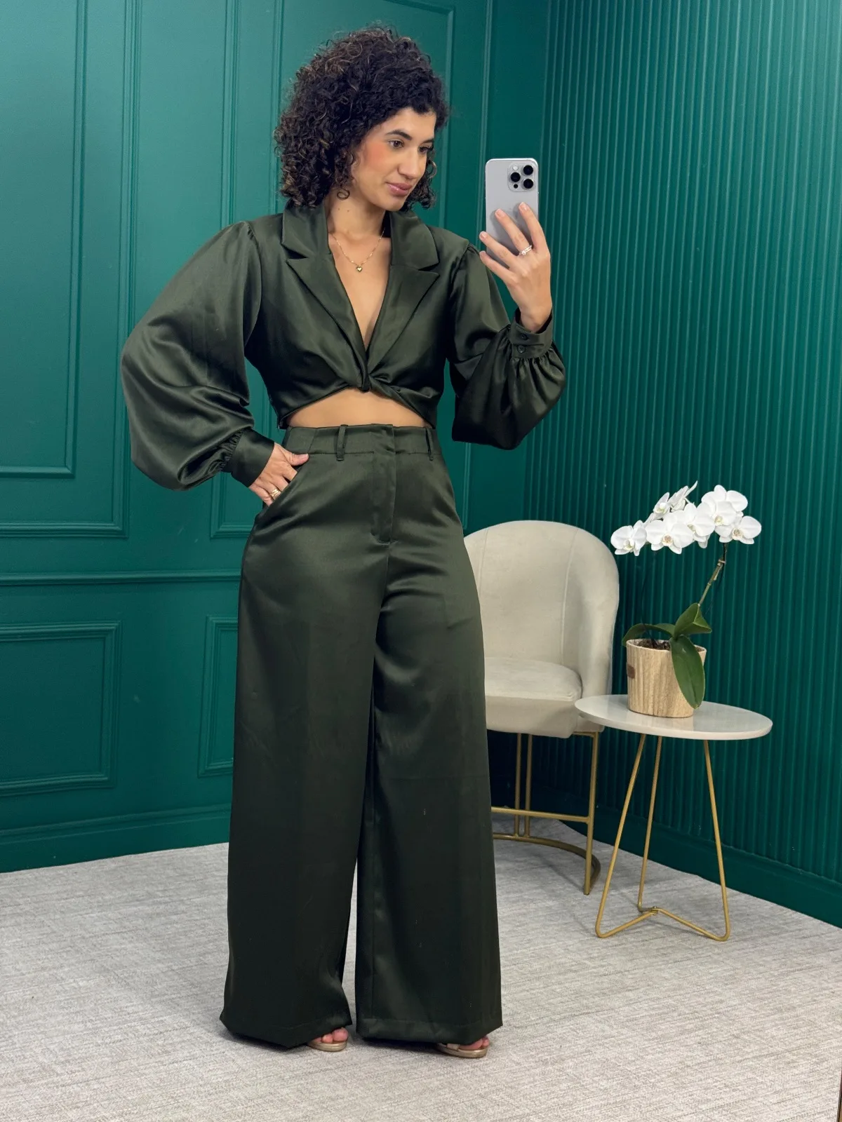 Conjunto Acetinado Verde com Cropped de Gola e Calça Alfaiataria - Tova