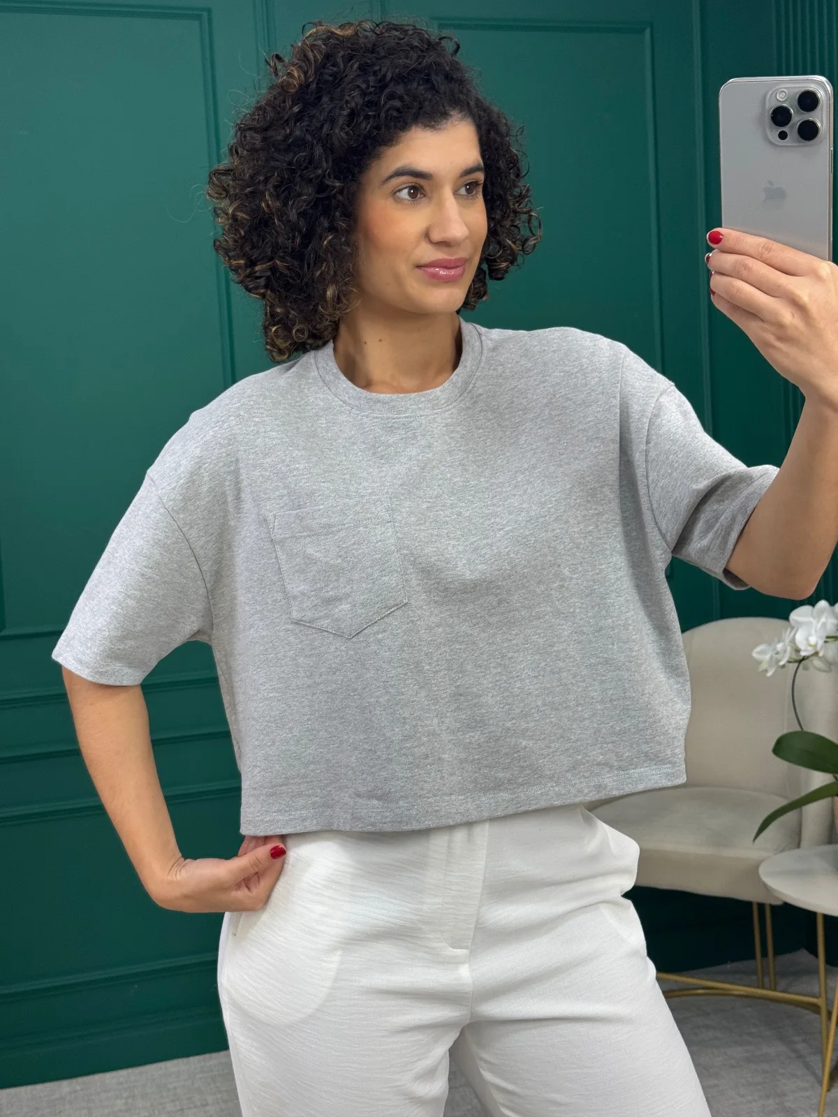 T-shirt Cropped Oversized Cinza em Algodão com Bolso - John John