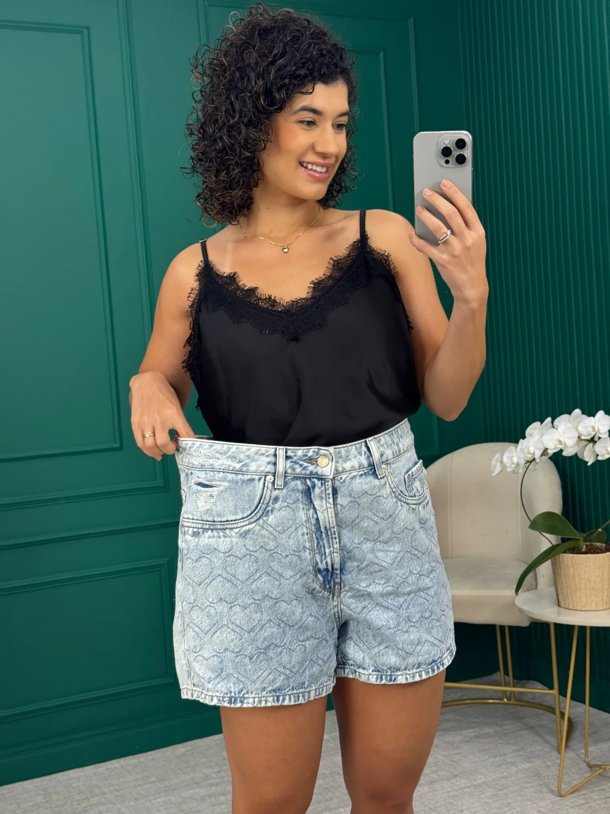 Shorts Jeans 100% Algodão Cós Alto com Bordados de Coração - Denim zero