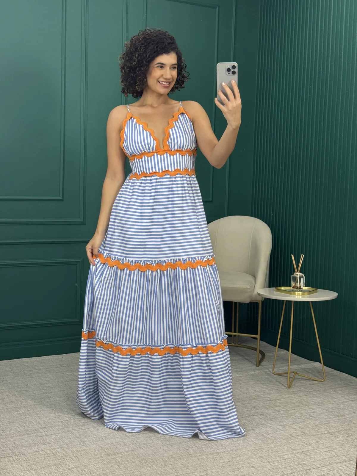 Vestido Longo Listrado Azul e Branco em Algodão com Detalhes em Sianinha Laranja sem Bojo - Allucci
