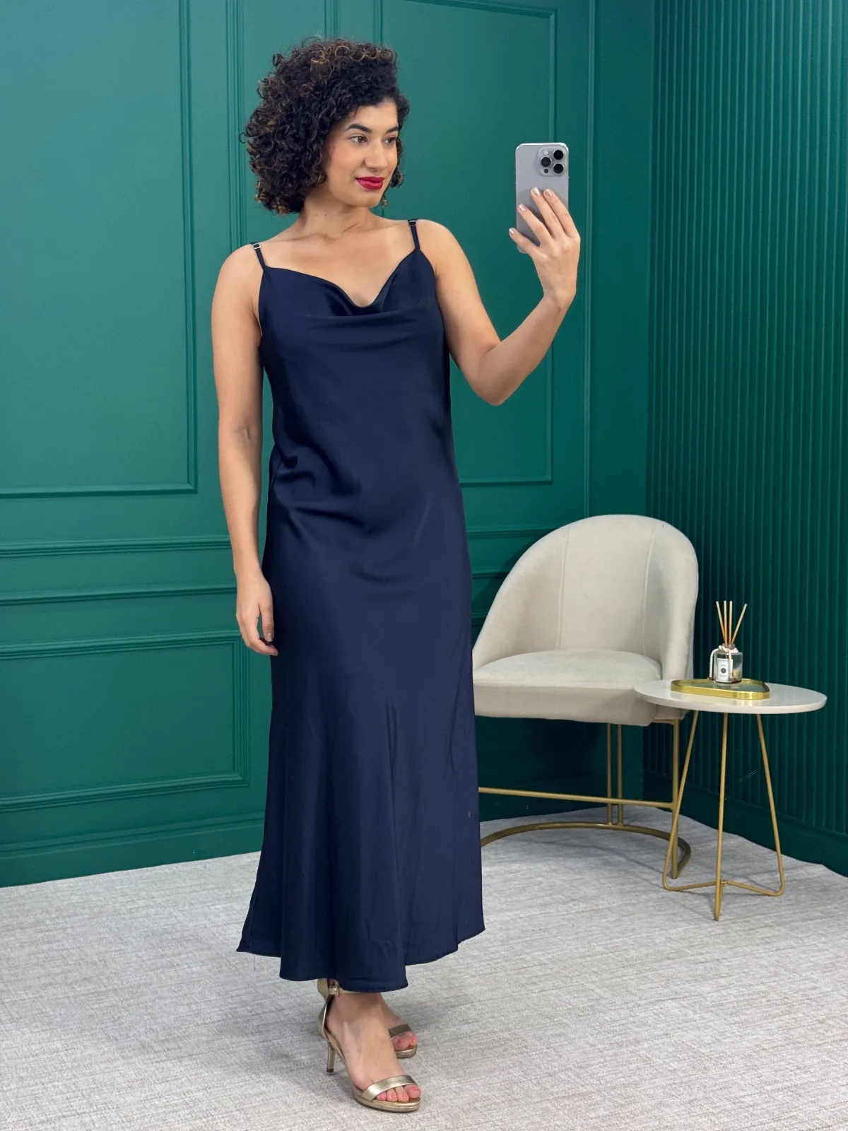 Vestido Midi Slip Dress Acetinado Azul Marinho com Alças Reguláveis - Mandah