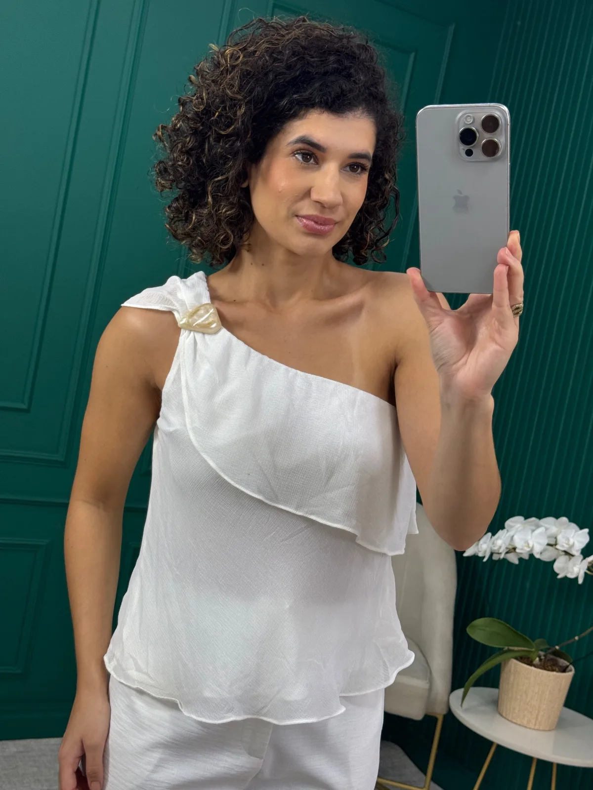 Blusa Nula Manga Texturizada Off White com Acessório no Ombro - CHUá