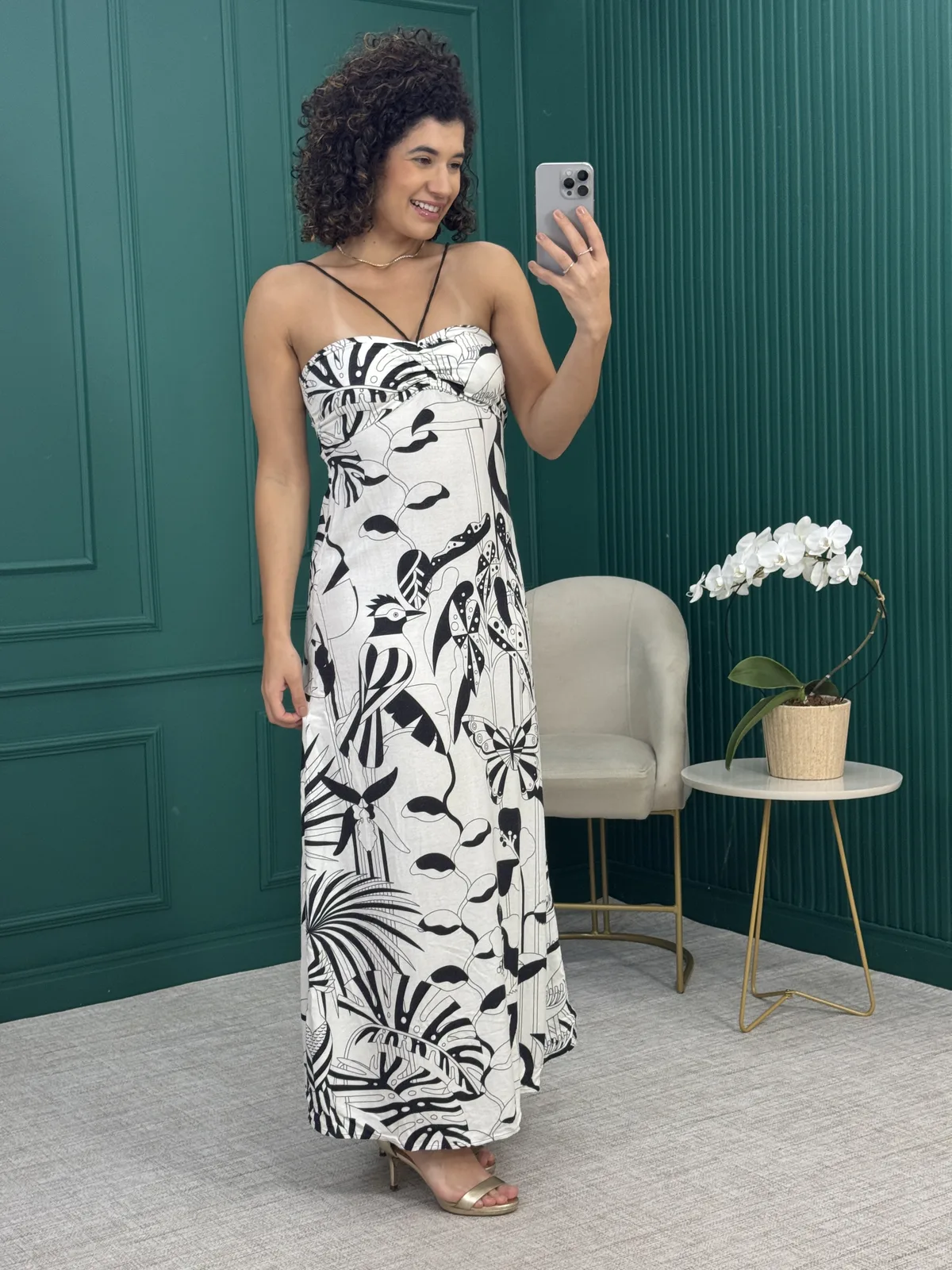 Vestido Longuete Viscolinho Off White e Preto Estampa Tropical com Amarração nas Costas - Gabriel Azevedo para Riachuelo