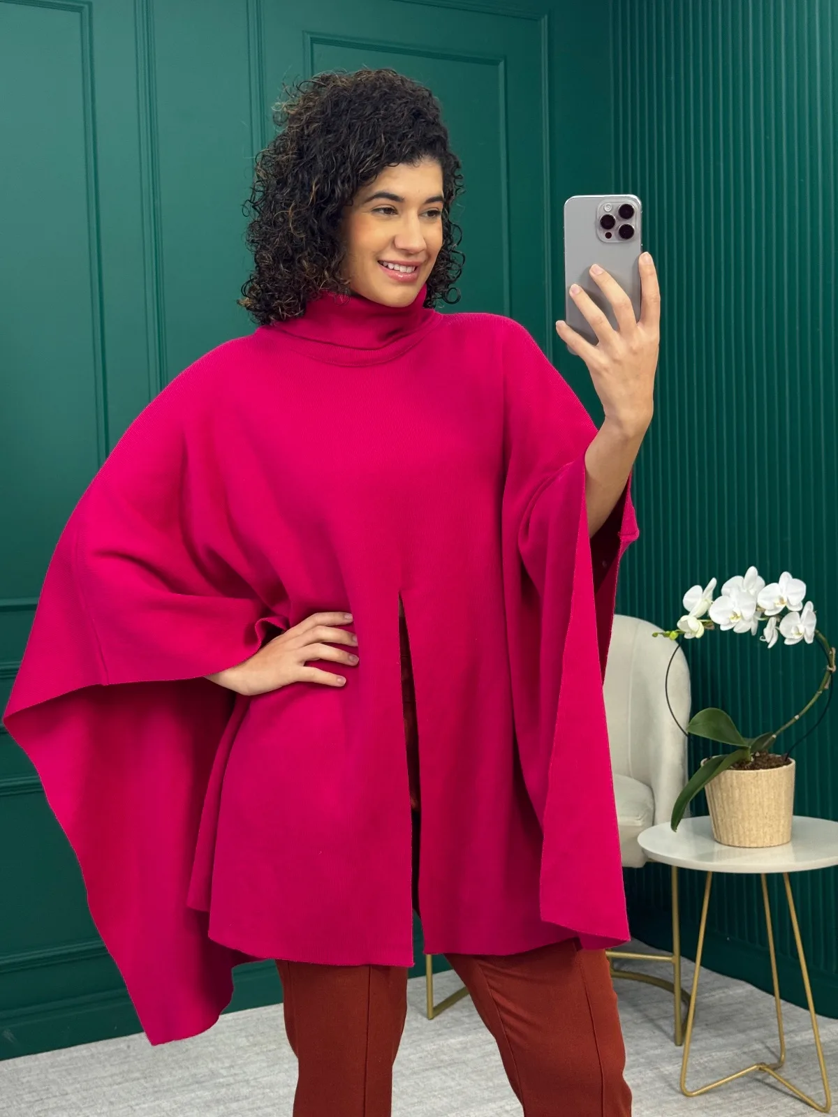 Capa em Tricô Rosa com Gola Alta e Fenda Frontal - Viviane Furrier