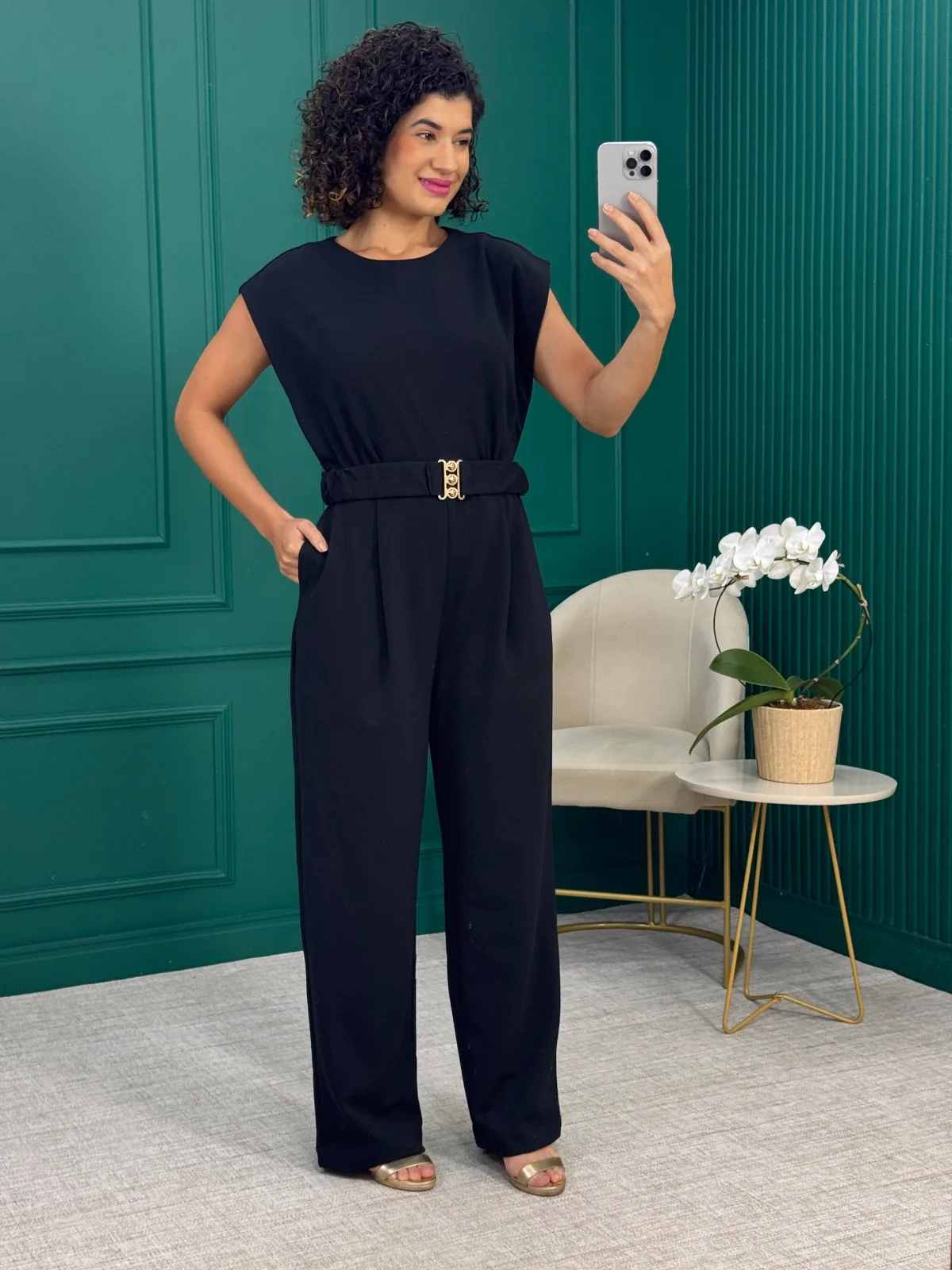 Macacão Preto Regata com Bolsos Faca e Cinto Elástico - Cortelle