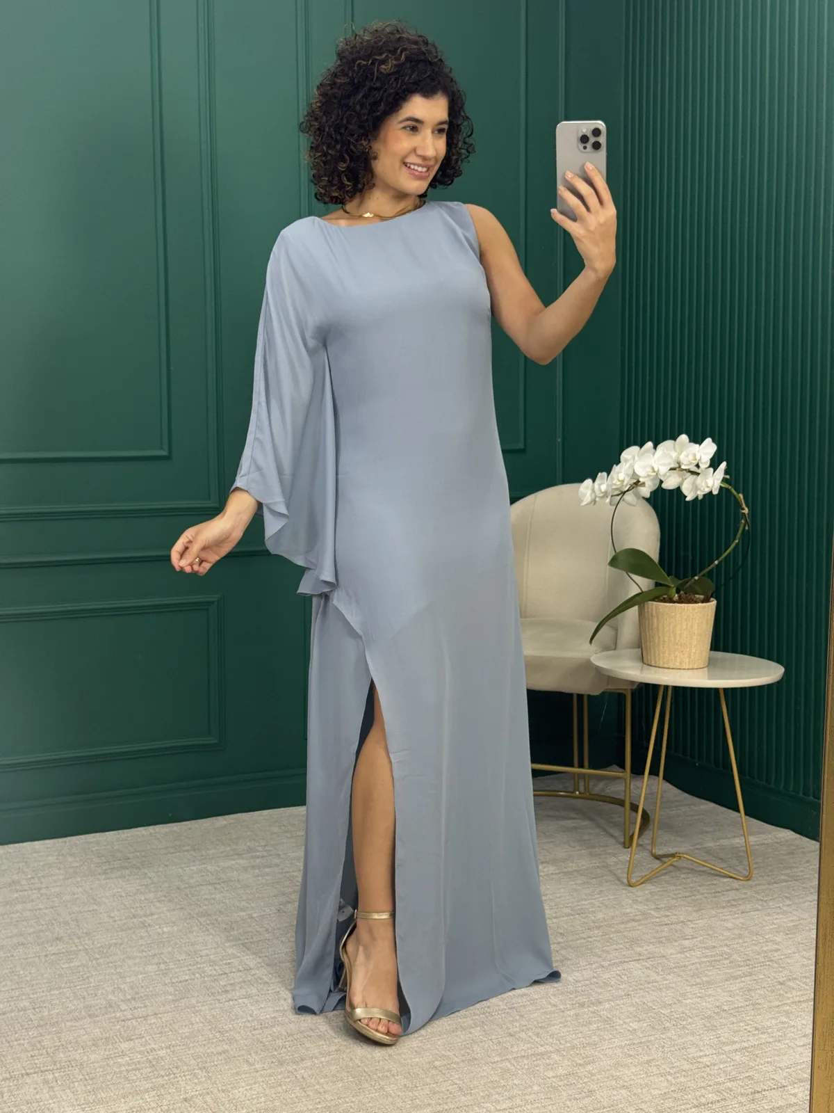 Vestido Helena Longo Assimétrico com Manga Ampla e Fenda Azul Acinzentado - Mais Um