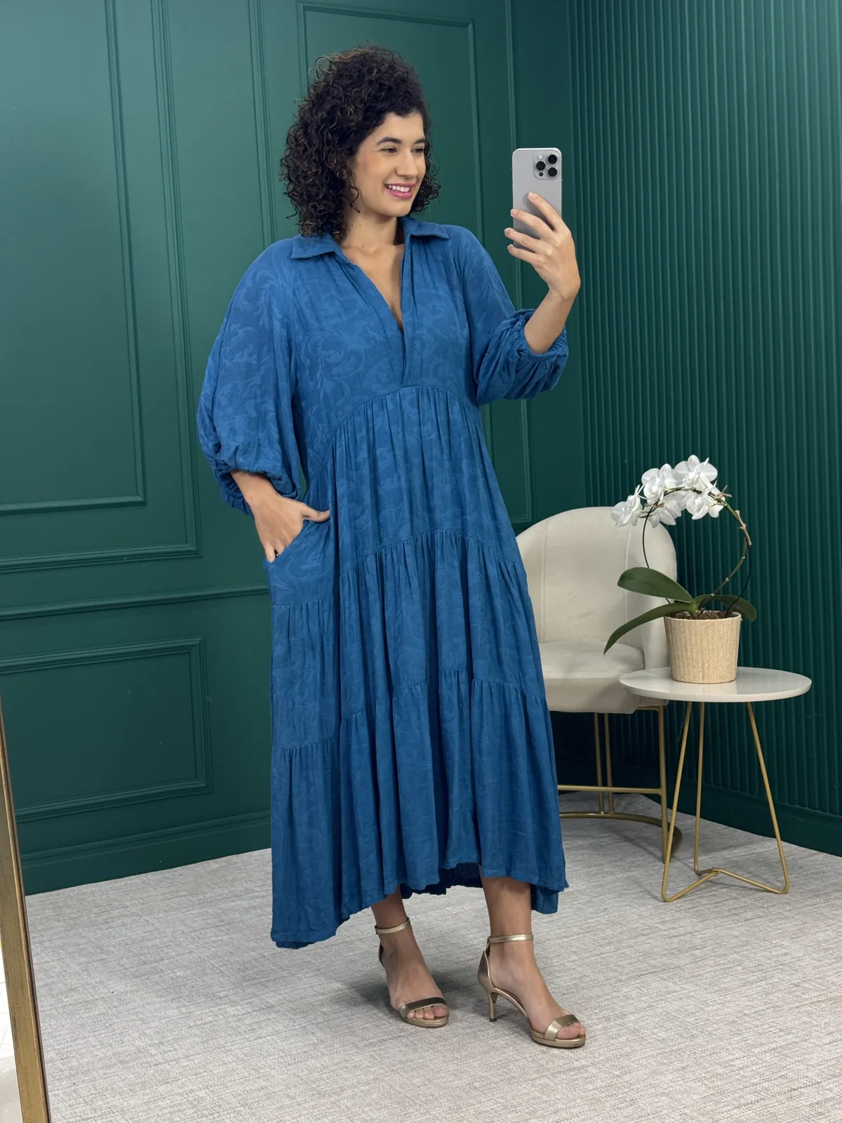 Vestido Longuete Azul Petróleo em Viscose Jacquard com Gola e Manga Bufante - Tig