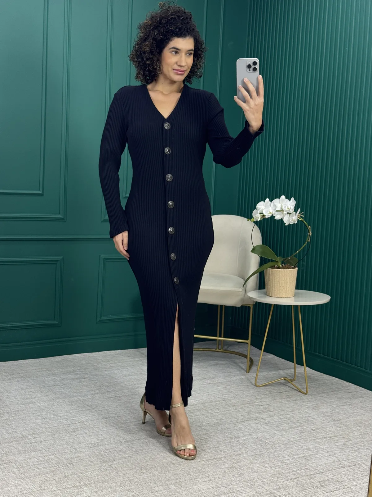 Vestido Longuete Preto em Malha Ribana com Botões e Fenda Frontal - Anne Fernandes