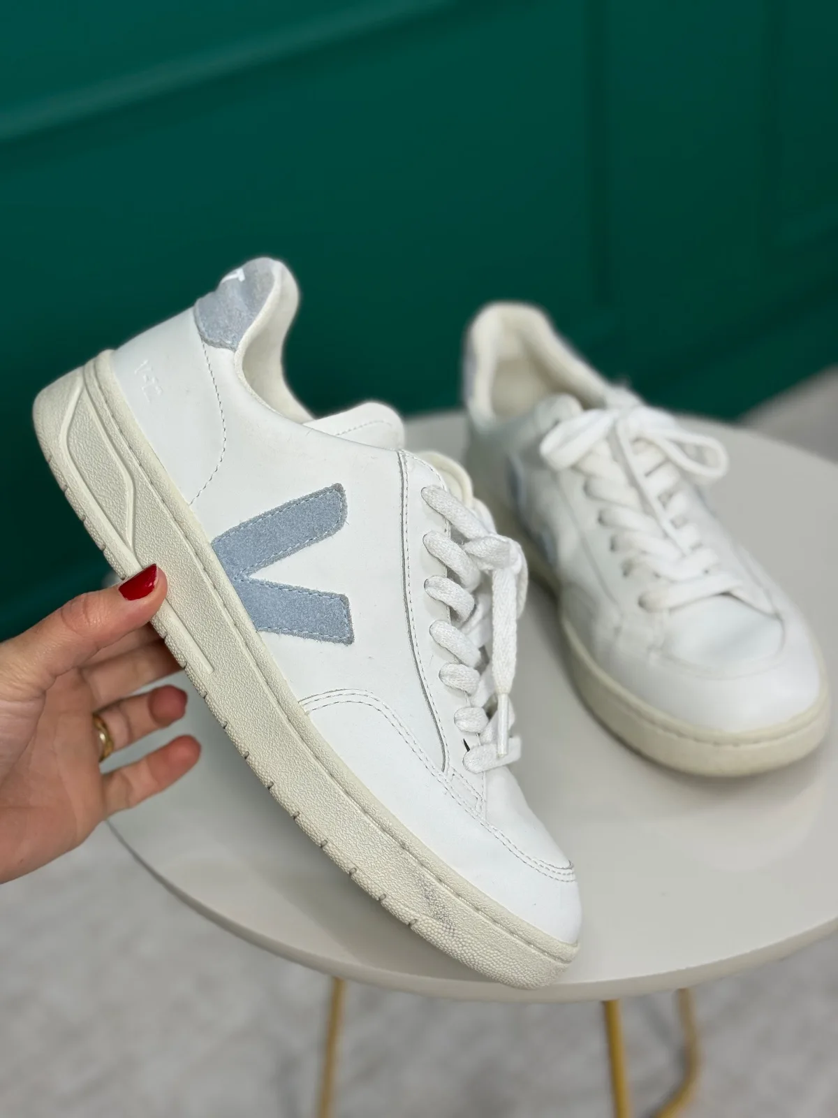 Tênis em Couro Branco com Logo em Camurça Azul modelo V-12  - Vert