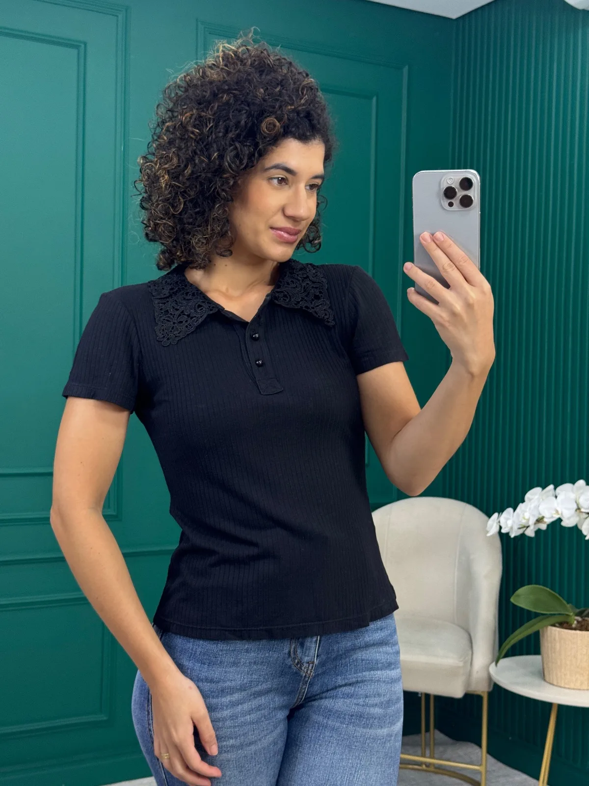 Blusa Canelada Preta com Gola em Renda Guipir - Lily Belle