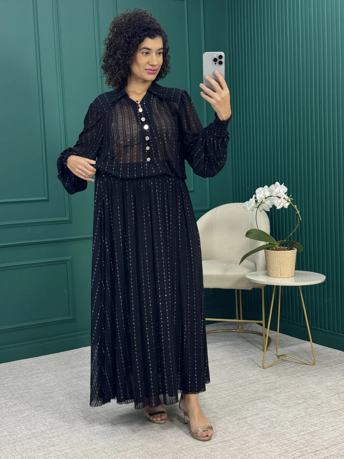 Vestido Longo Preto com Lurex Plissado Manga Longa e Botões- Isa Paes