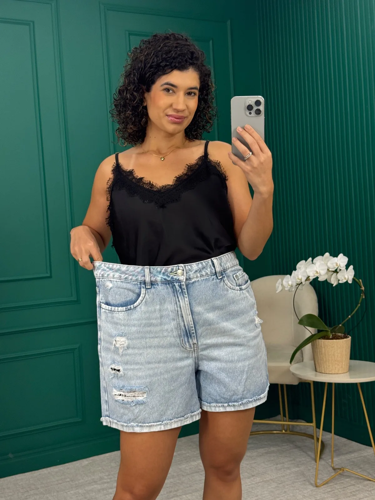 Shorts Jeans 100% Algodão Lavação Clara com Rasgados - Denim zero