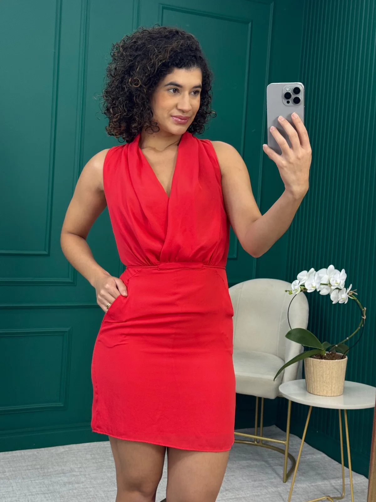 Vestido Curto Vermelho em Chiffon com Decote V e Bolsos Frontais - Zara