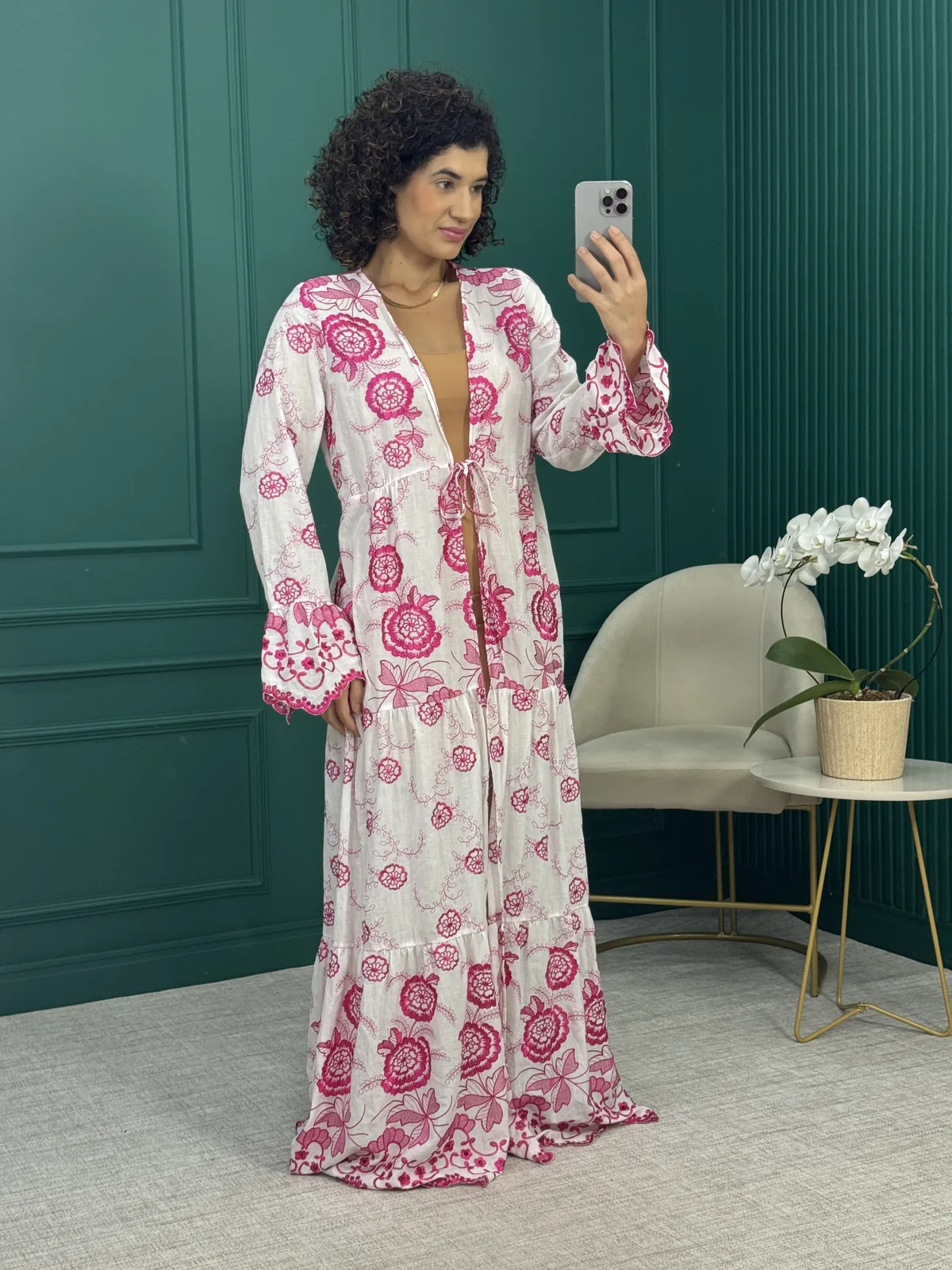 Saída de Praia Longa Branca em Algodão com Bordado Floral Rosa - Hush by Rosana