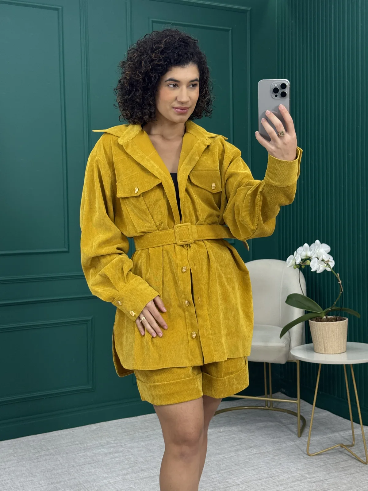 Conjunto Camisão e Bermuda em Veludo Cotelê Amarelo com Cinto - Iorane