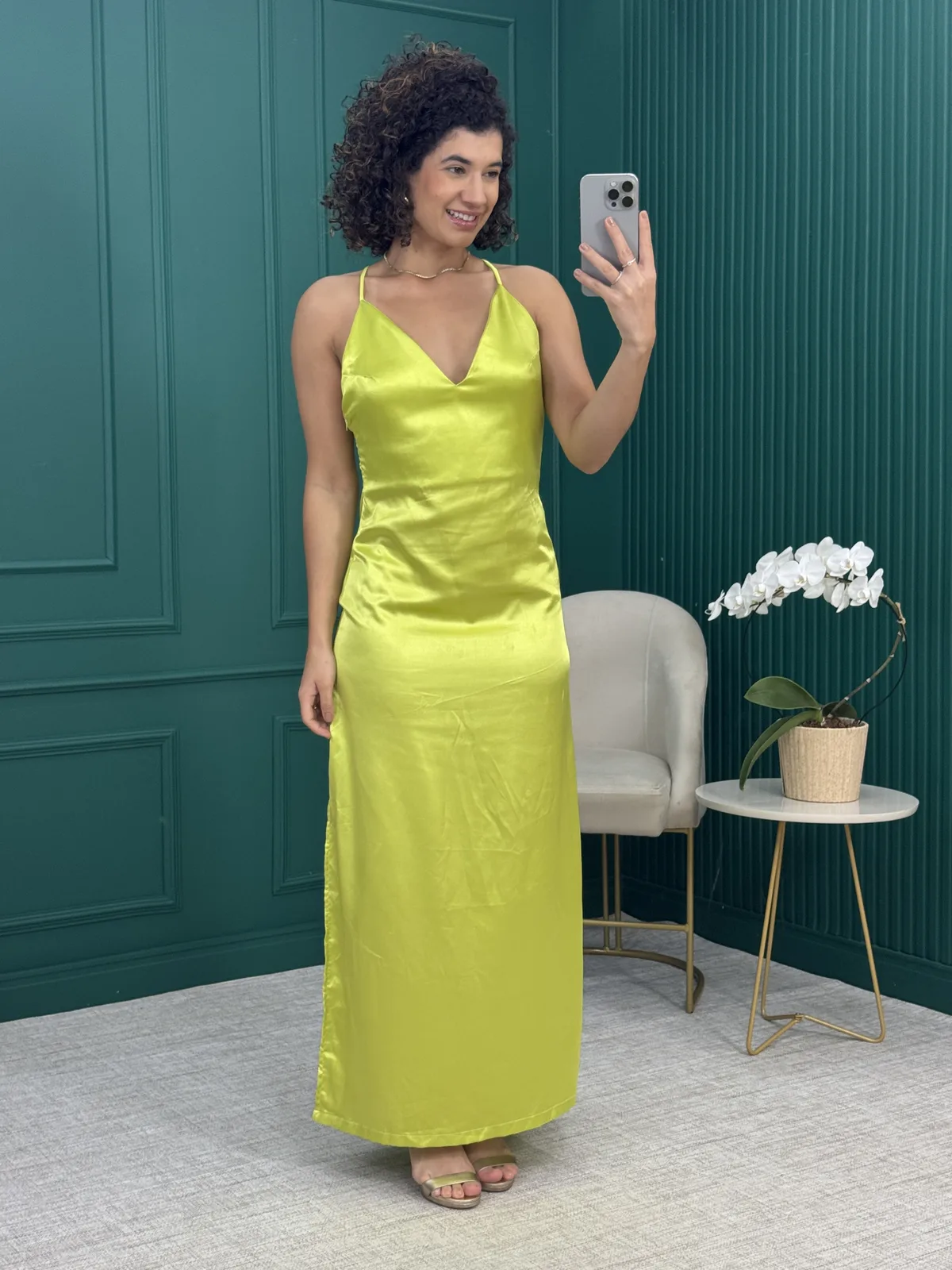 Vestido Longuete em Cetim Verde Lima com Fenda e Alças Finas