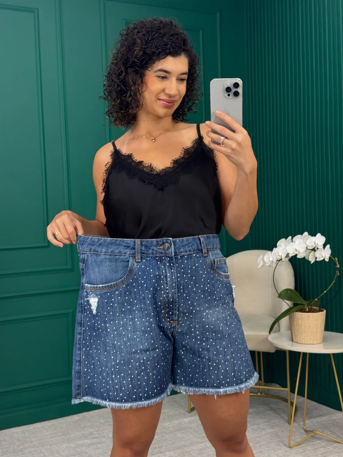 Bermuda Jeans com Aplicação de Strass e Barra Desfiada - Le Lis Blanc