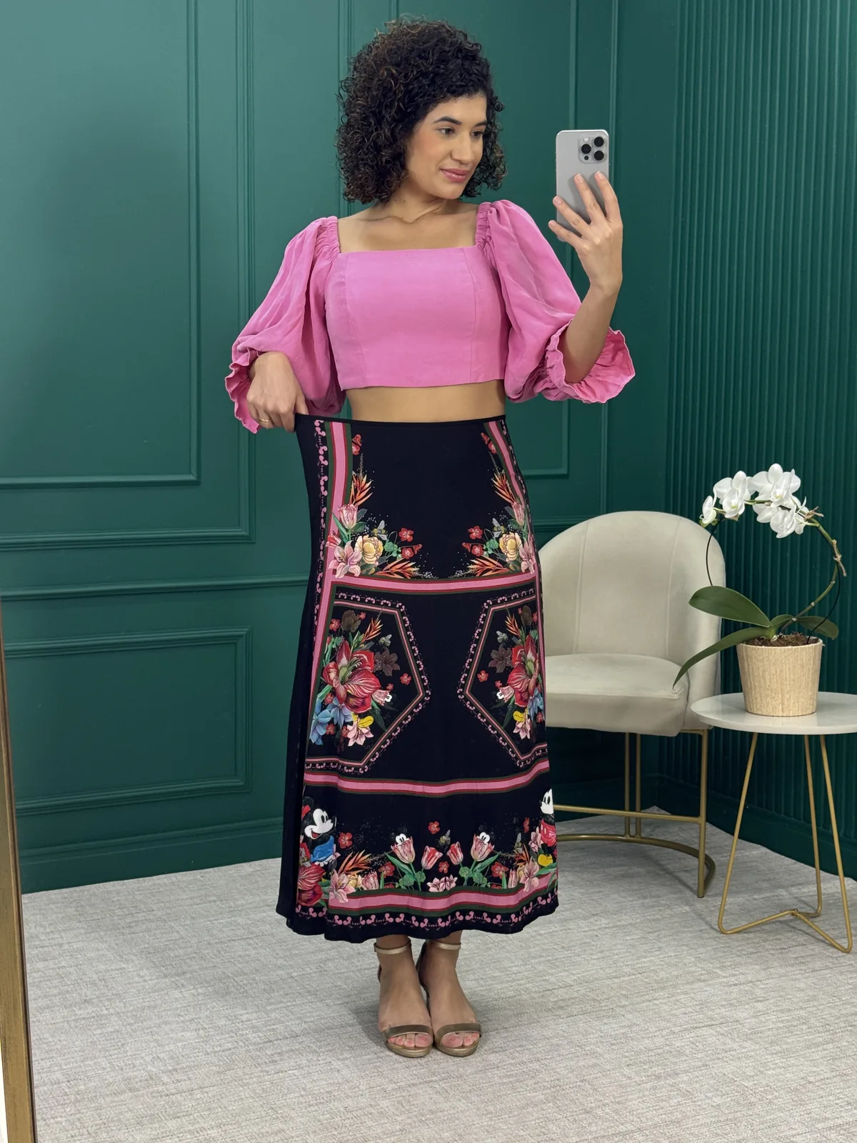 Saia Midi Floral Mickey e Minnie em Viscose com Fenda - Colcci x Disney