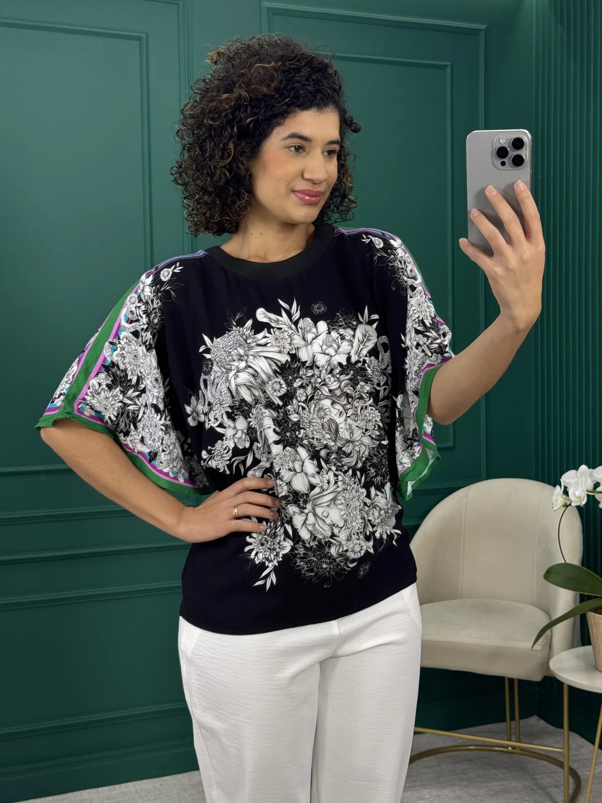 Blusa em Viscose Preta Estampa Floral e Rostos Manga Ampla - Colcci