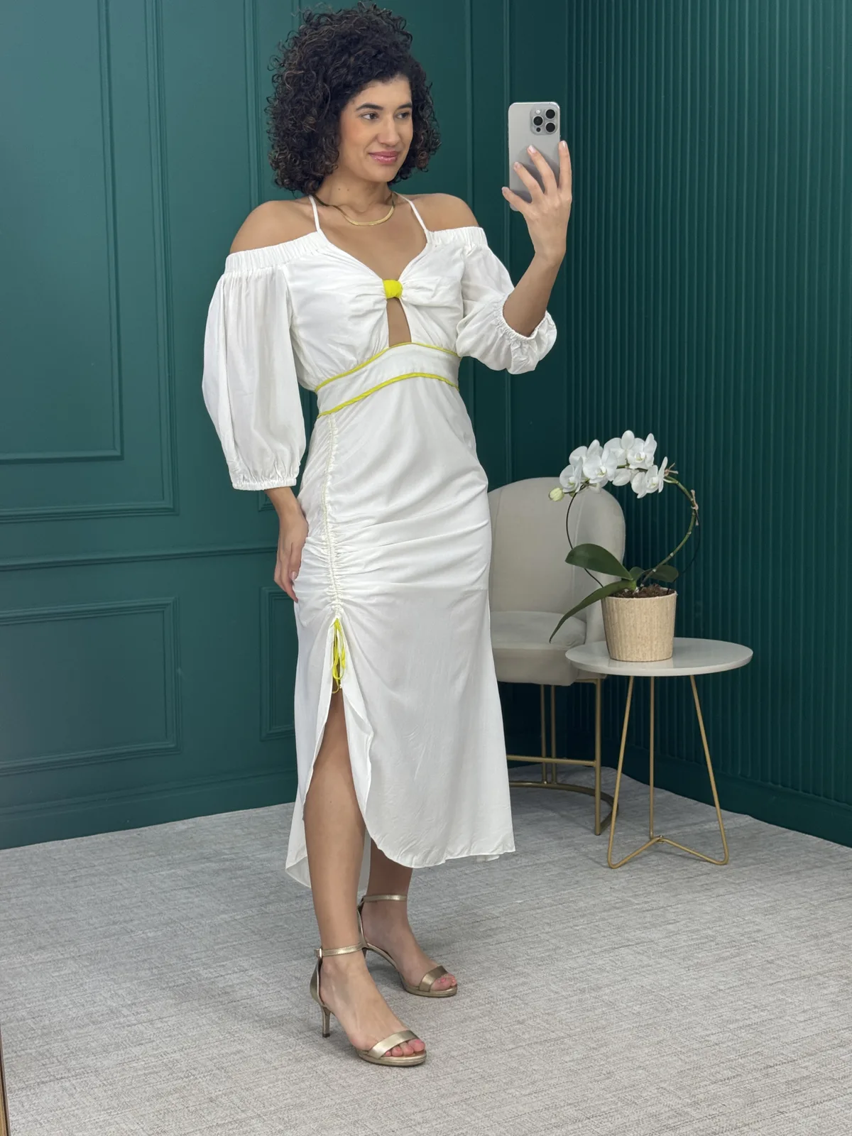Vestido Midi Branco em Viscose com Detalhes Lima e Fenda - S Club