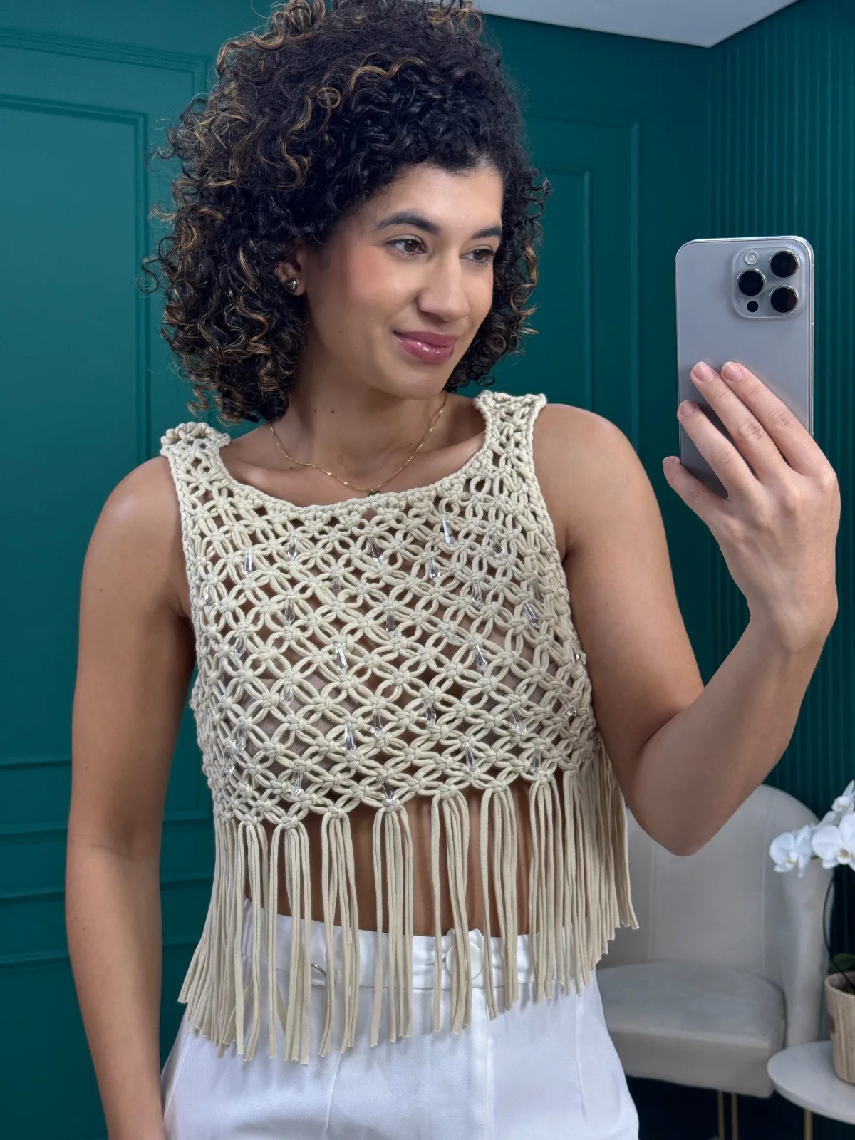 Blusa Cropped em Macramê Bege Nude com Franjas e Pedrarias - Open