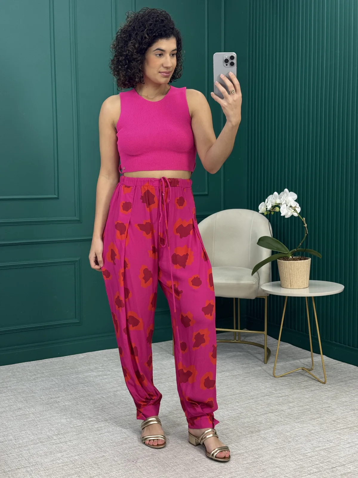 Calça em Viscose Estampada com Pregas e Amarração - Open