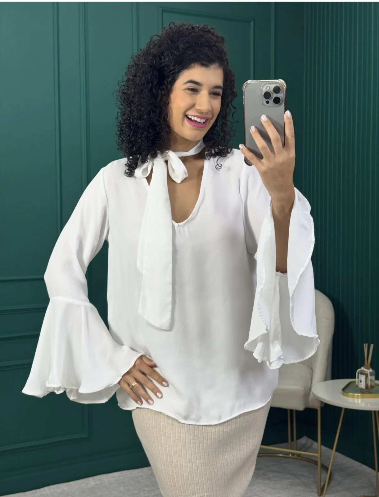 Blusa Branca com Babado no Punho e Amarração no Pescoço com Decote V - Principessa