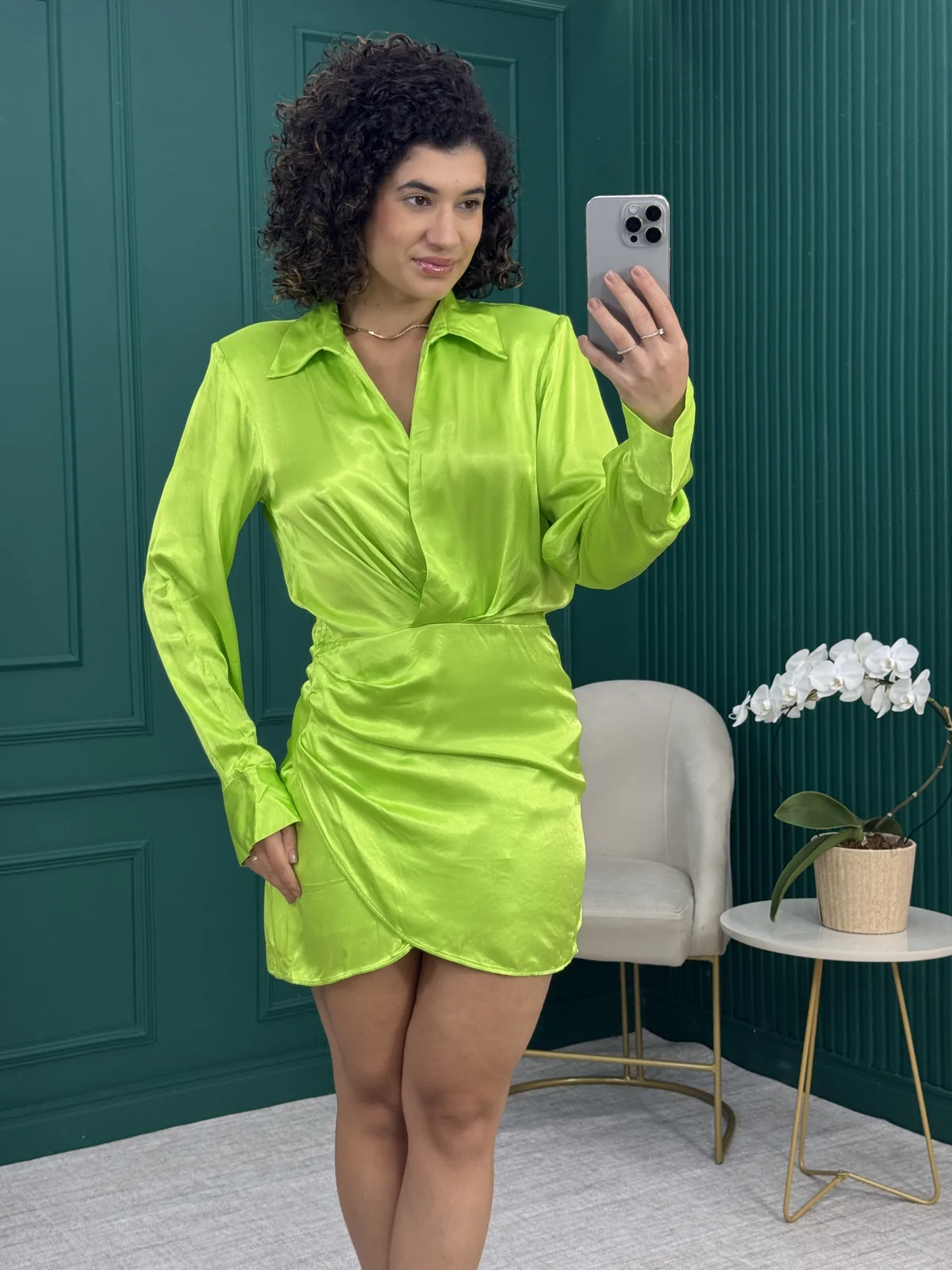 Vestido Chemise Curto Acetinado Verde Lima com Drapeado e Ombreira - Zara