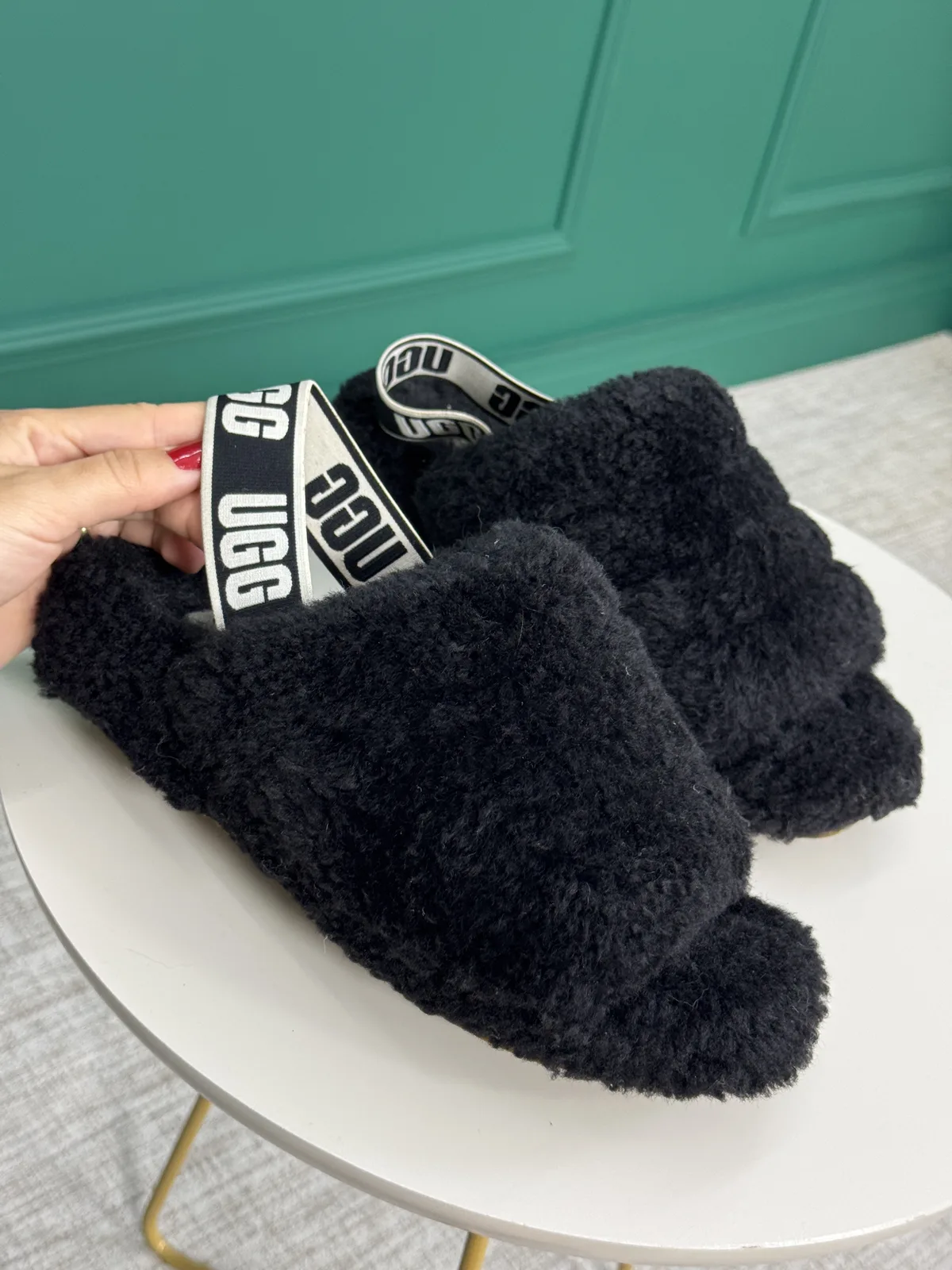 Fluff Yeah Slide Preta em Couro com Lã de Ovelha - UGG