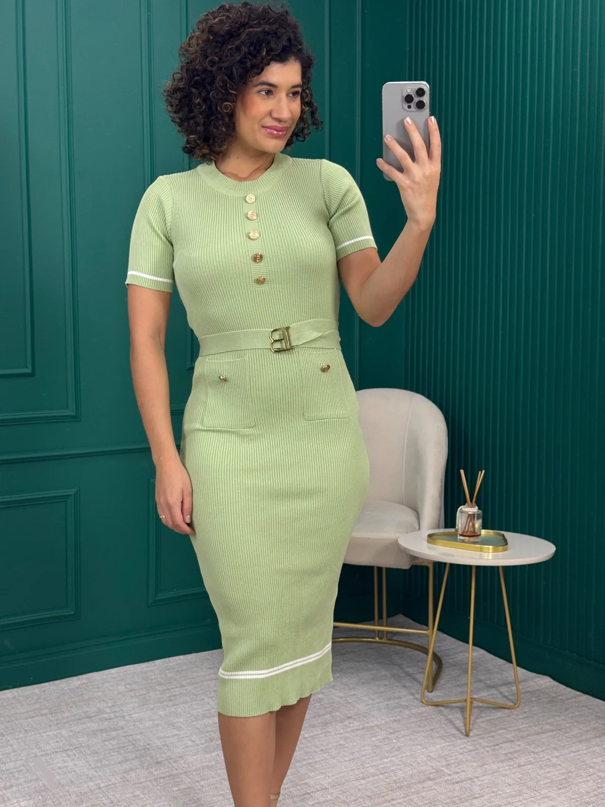 Vestido Midi em Tricô Canelado Verde com Botões e Cinto