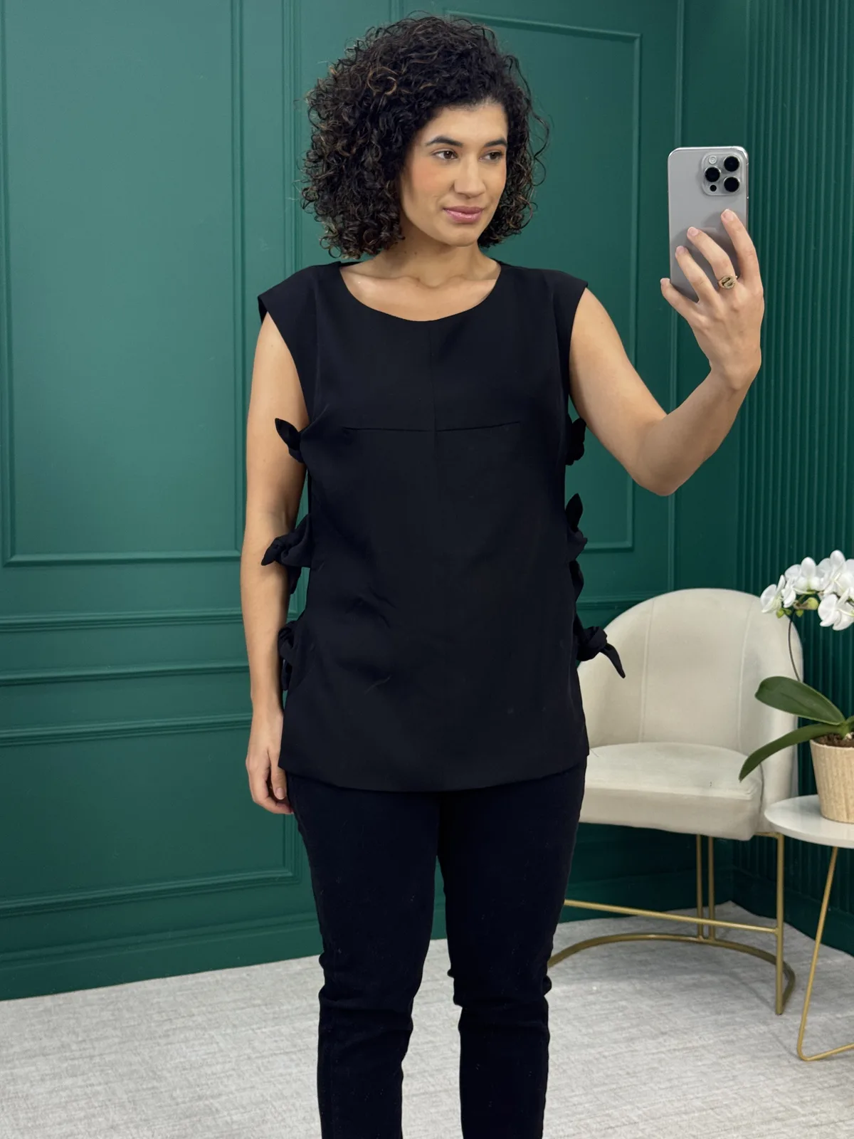 Blusa Regata em Crepe de Alfaiataria com Amarrações Laterais Preta - Mais Um