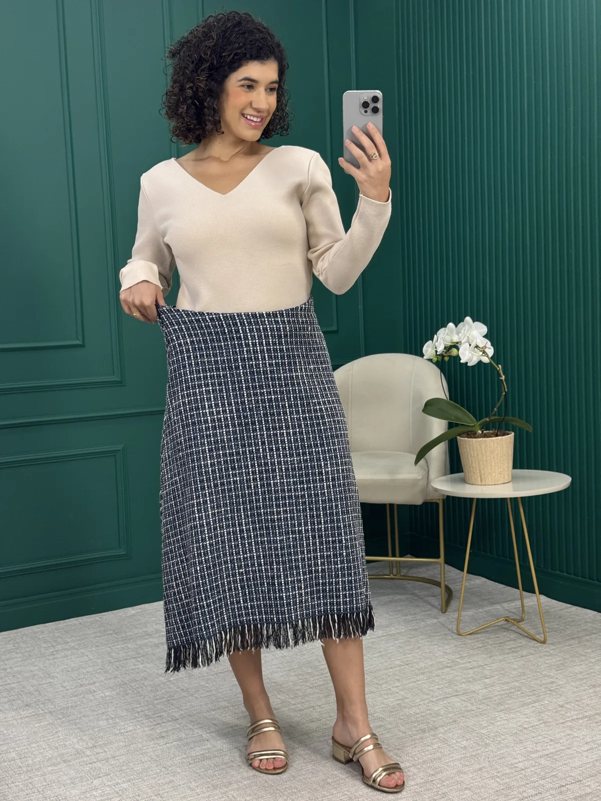 Saia Midi em Tweed de Algodão com Franjas e Barra Assimétrica - Amíssima